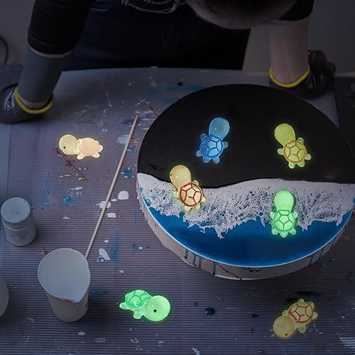 Miniatura 5 de Lenwen 150 figuras de tortuga que brillan en la oscuridad, a granel, luminosas, minitortugas marinas, de resina, figuras en miniatura para fiestas