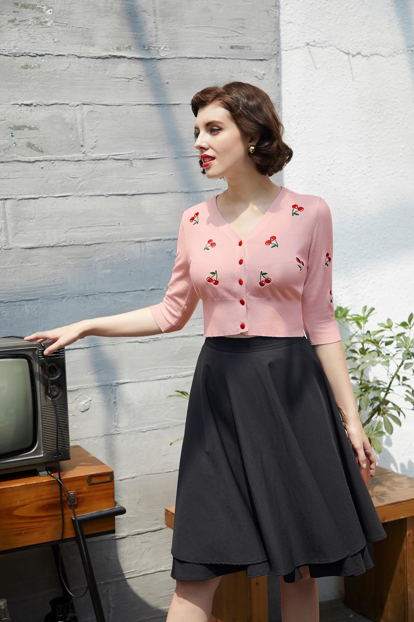 Belle Poque damski sweter w stylu vintage, lata 50. wiśniowy haft, rękaw 3/4, dziergane okrycie wierzchnie, bolero Shrug Cover Up GF609