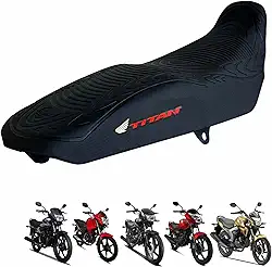 Capa banco de moto emborrachada 3D Preta universal Titan (LOGO VERMELHA ASA BRANCA)