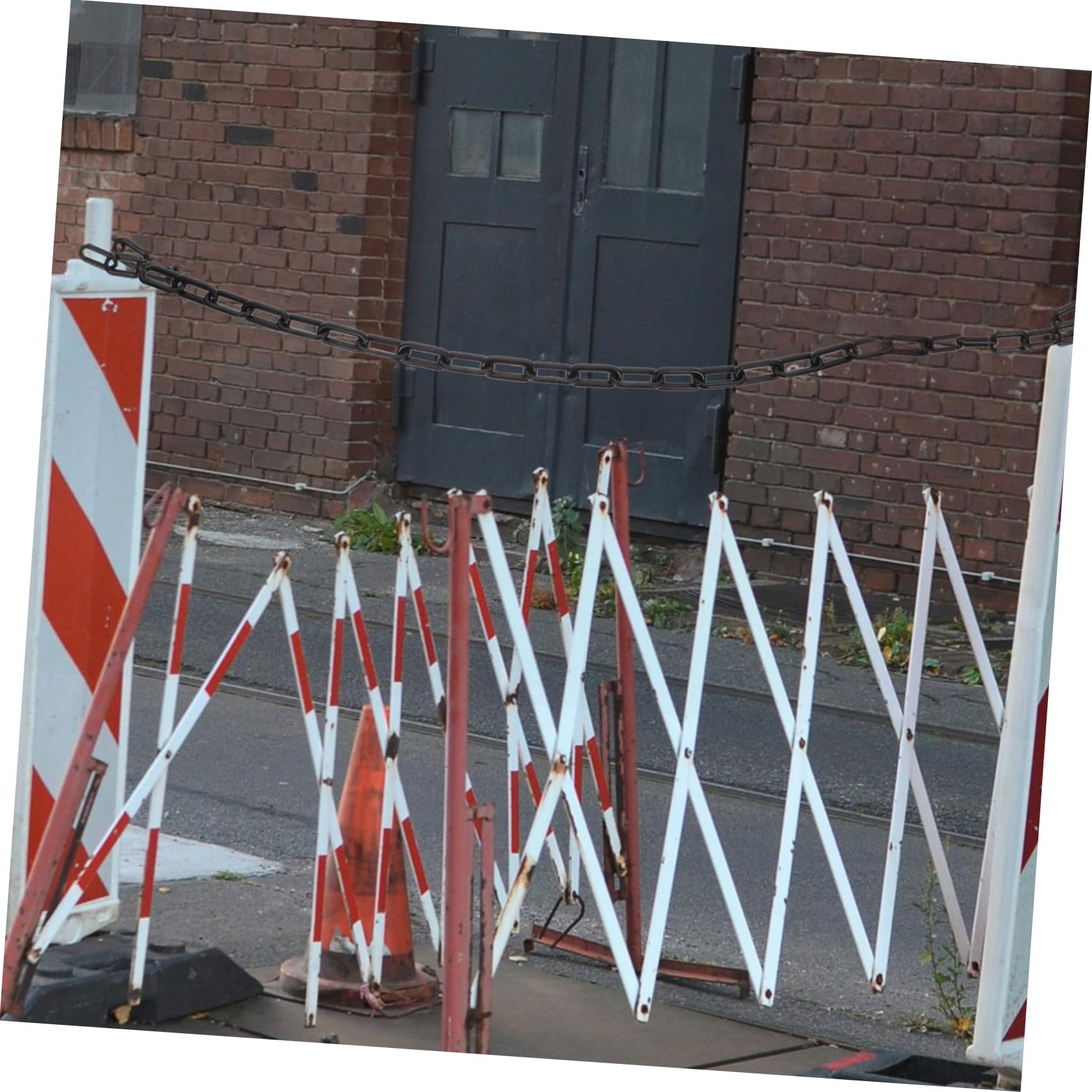 Plastikowy łańcuch bezpieczeństwa 10 m – ogniwa ostrzegawcze do podjazdu, parkingu, obszaru budowy i widocznego rozwiązania kontroli ruchu