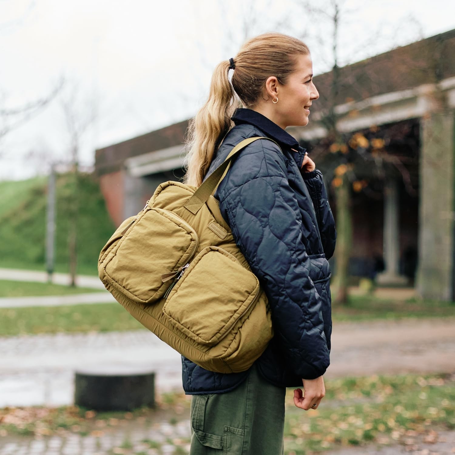 CHILDHOME, Wickeltasche Mellow, Gepolsterte All-In-One Nursery Tasche, Mehrere Fächer, Thermotasche, Feuchttücher Fach, Zubehör Inklusive, Khaki