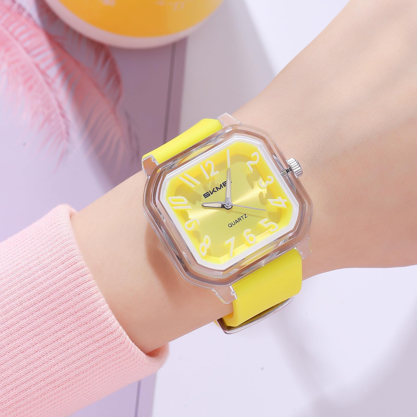 Gosasa Orologio da polso da donna al quarzo, con numeri arabi, facile da leggere, quadrante quadrato, analogico, colorato, cinturino in silicone, stile casual