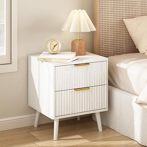 CARPETNAL Mesita de noche acanalada, mesita de noche blanca con 2 cajones y asas doradas, mesa auxiliar de madera de mediados de siglo para