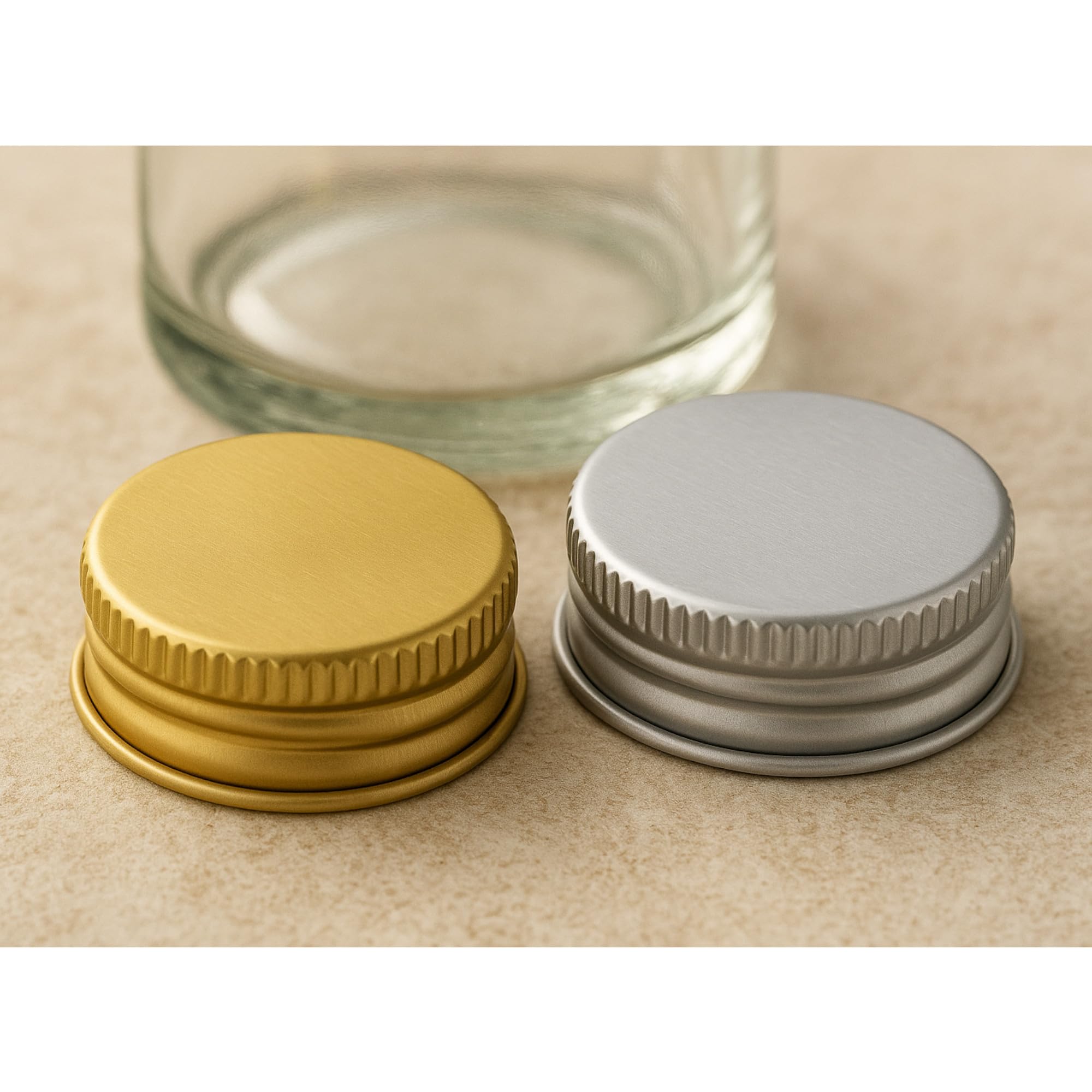 gouveo Lot de 48 bouteilles en verre Dorica (0,10 l) avec bouchon à vis PP 31.5 doré, flacons ronds transparents à remplir pour huile, vinaigre, liqueur, sirop, spiritueux (DFT100G)