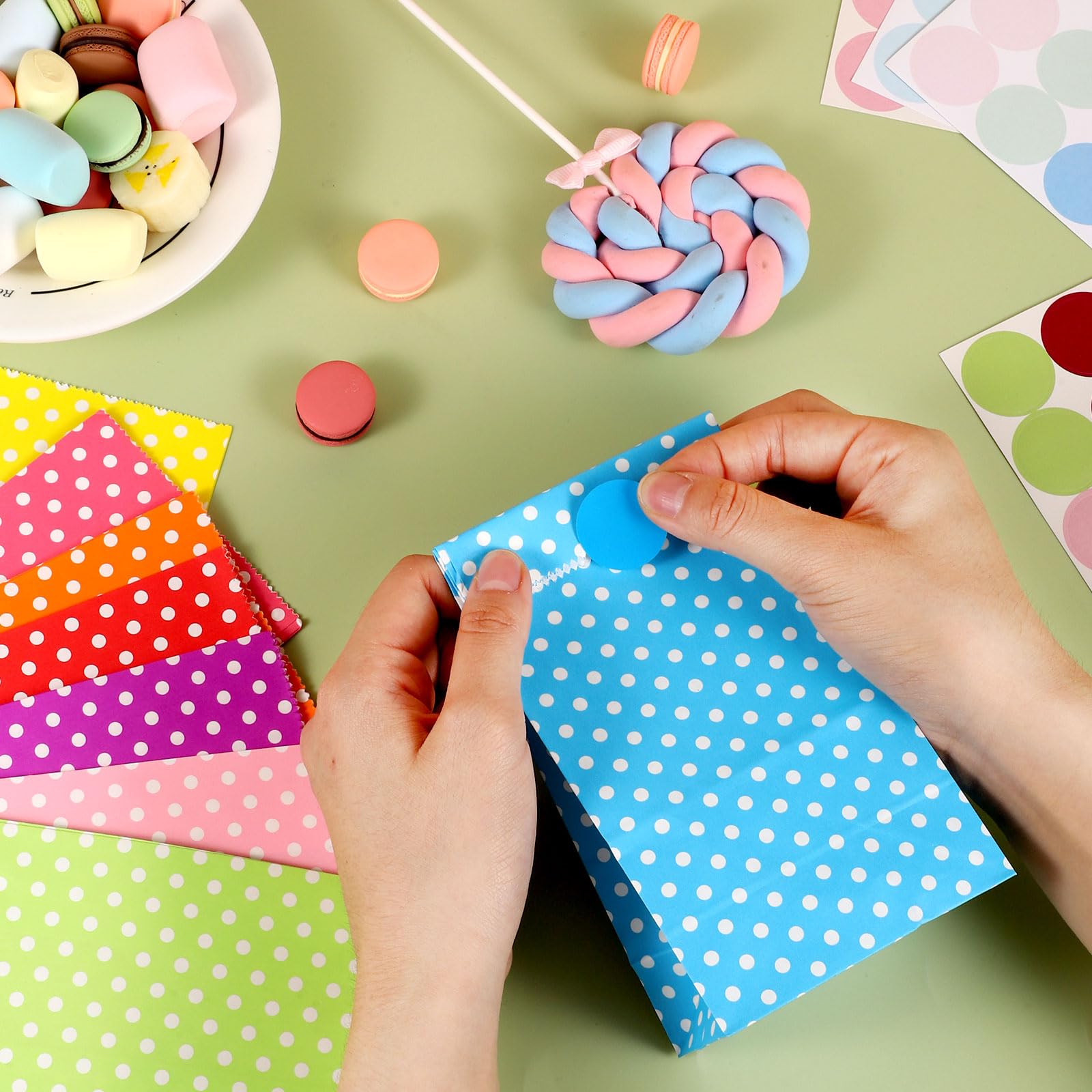 Lot De 50 Sachets Cadeaux Anniversaire Enfant + 60 Autocollants - Taille 19x13x3 Cm, Papier Kraft, Multicolore