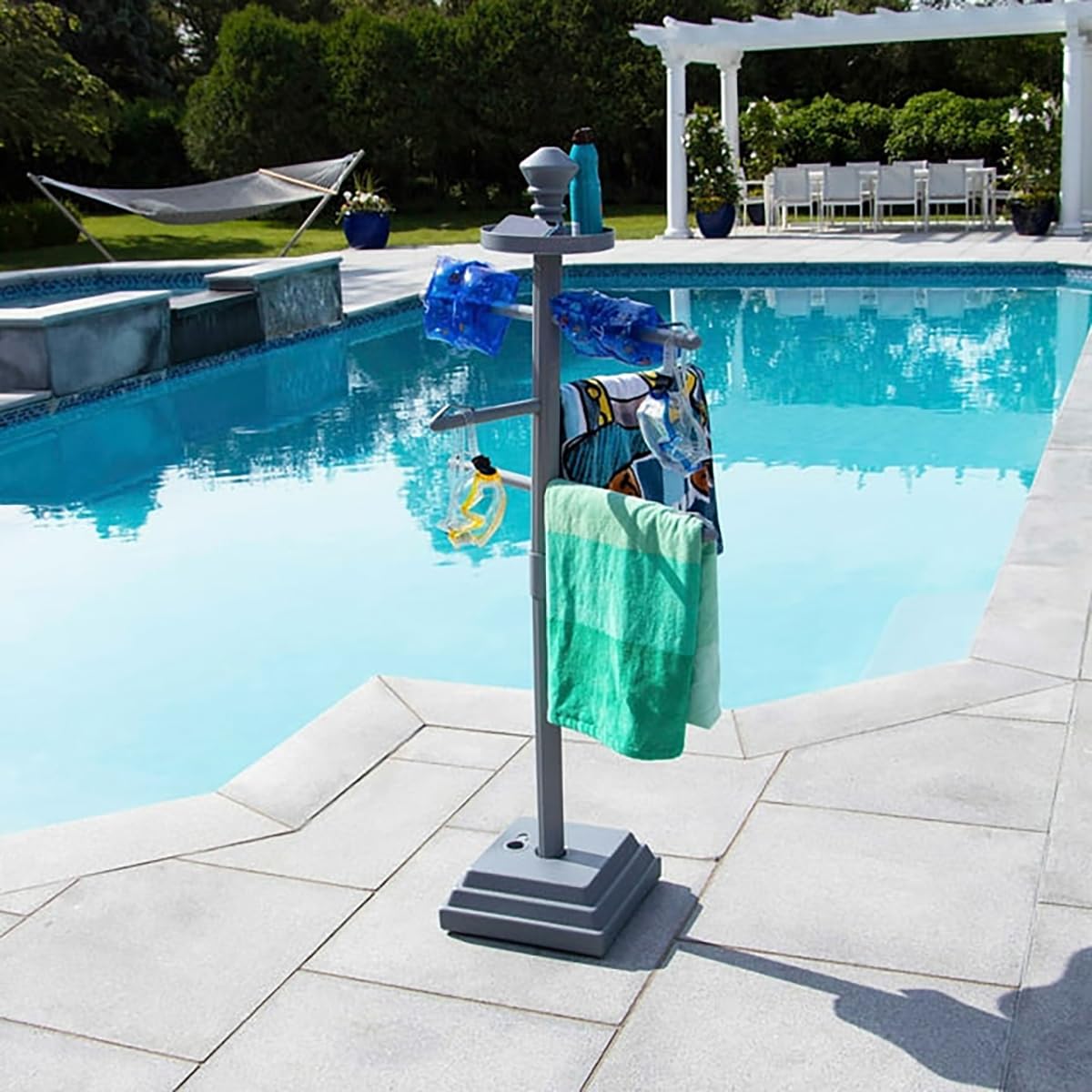 Swimline HYDROTOOLS 89033 Porte-Serviettes réglable de qualité supérieure avec Base lestée à l'eau, Trois Bras Clips sécurisés pour extérieur et intérieur, Piscine, terrasse, Piscine