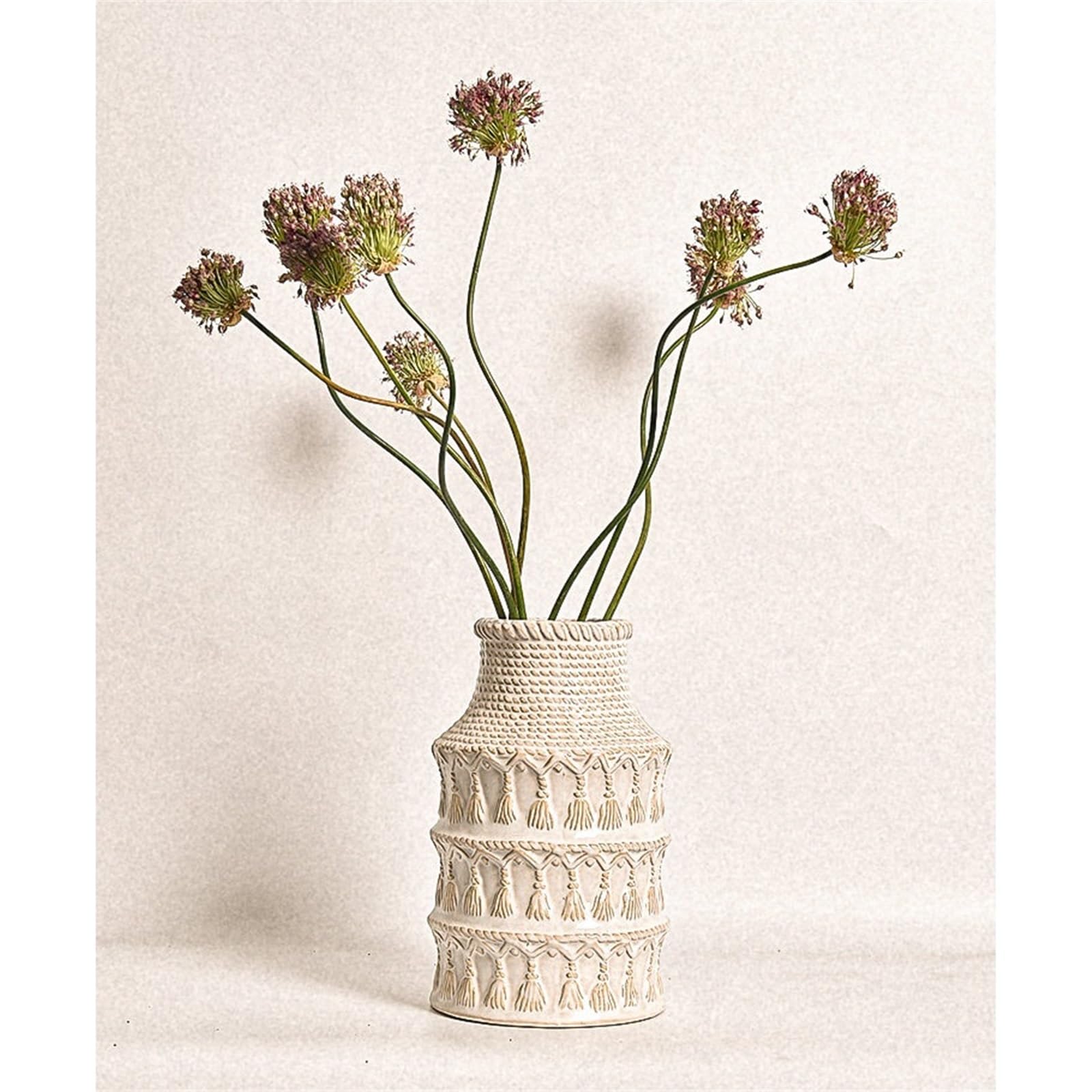 Wazon Beżowe tłoczone wazony ceramiczne. Dekoracyjny wazon na kwiaty o wysokości 23 cm do wystroju domu