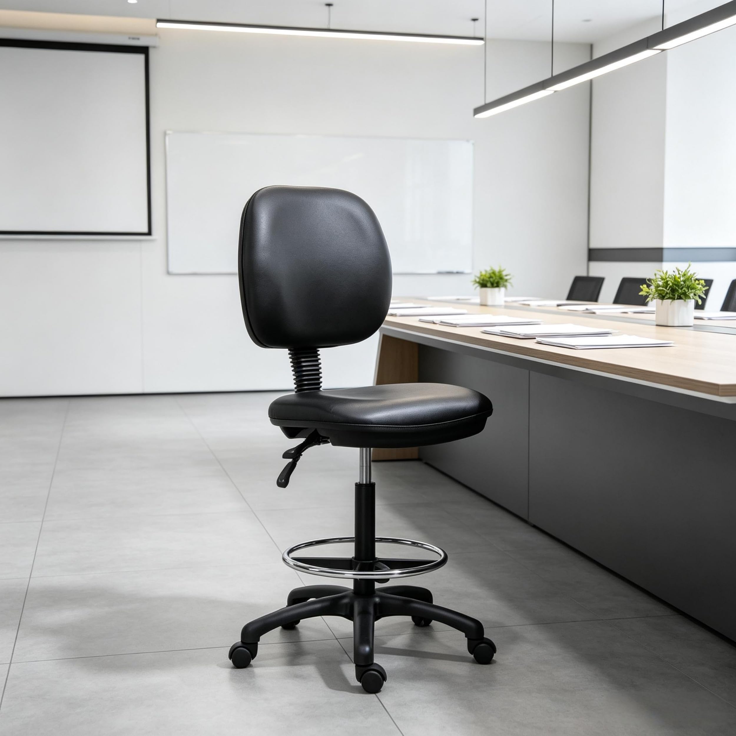 Sedia da ufficio nera regolabile in altezza con schienale ergonomico