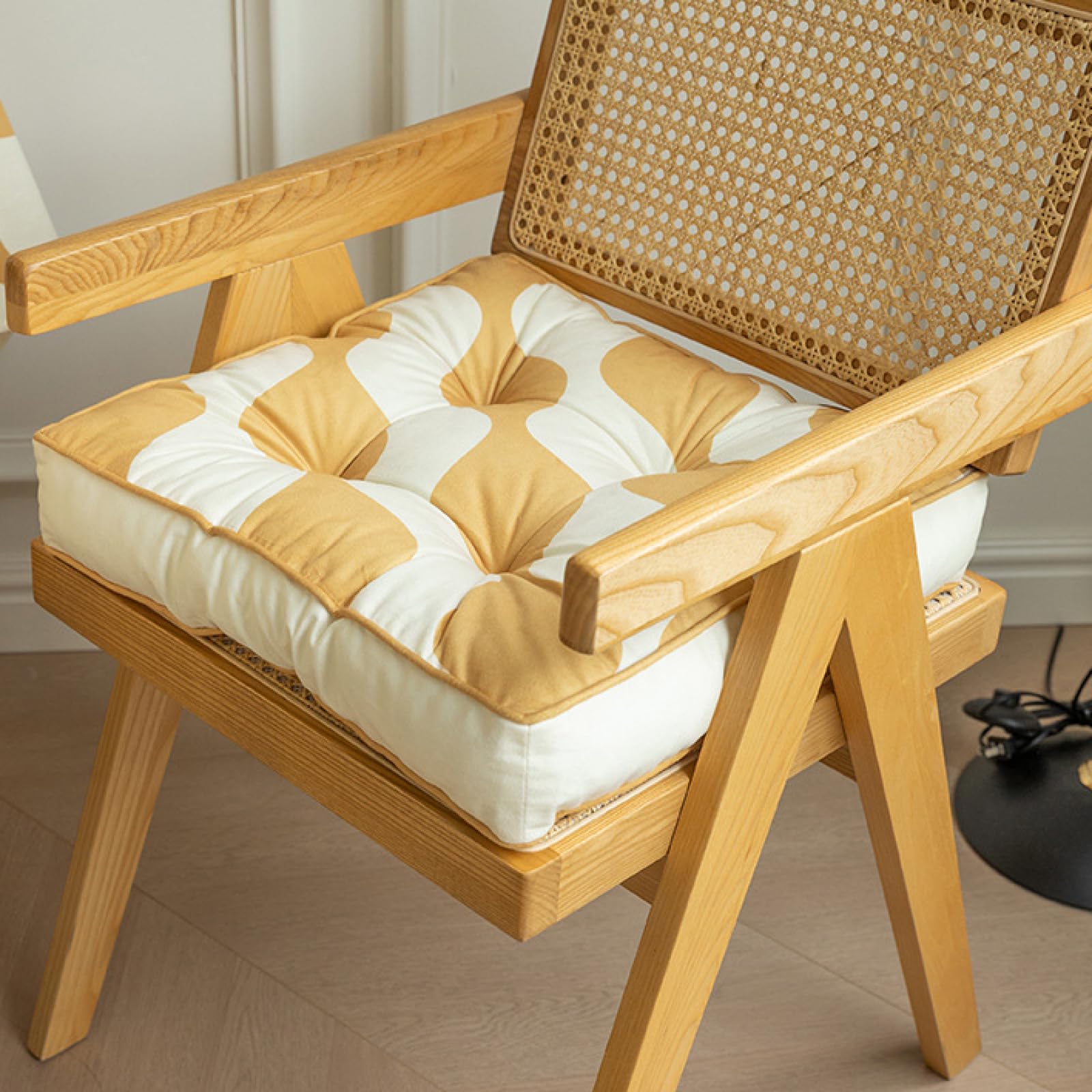 Coussin de chaise touffu jaune au design géométrique raffiné