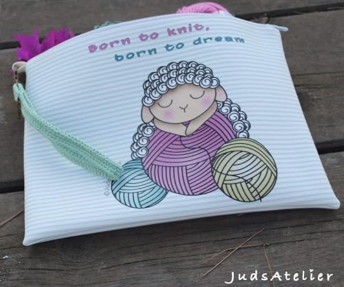 Bolsa porta lanas de polipiel para tejedoras con una ovejita ilustrada, de  color blanco con rayas
