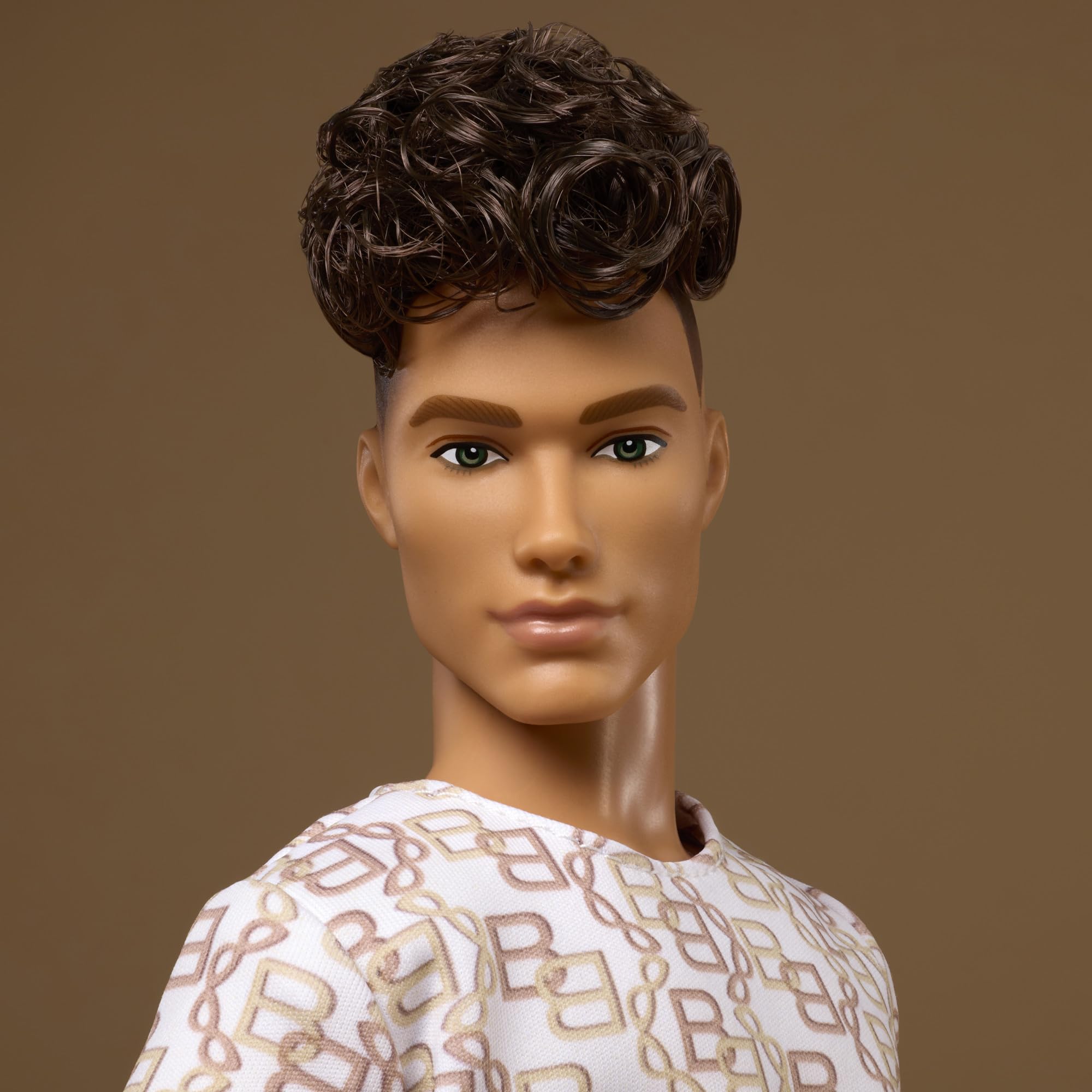 Barbie Basics Ken Model 10 Kolekcjonerska lalka modowa brunet, koszulka i szorty z nadrukiem Zabawka 6+ dla fanów i kolekcjonerów, JJX29