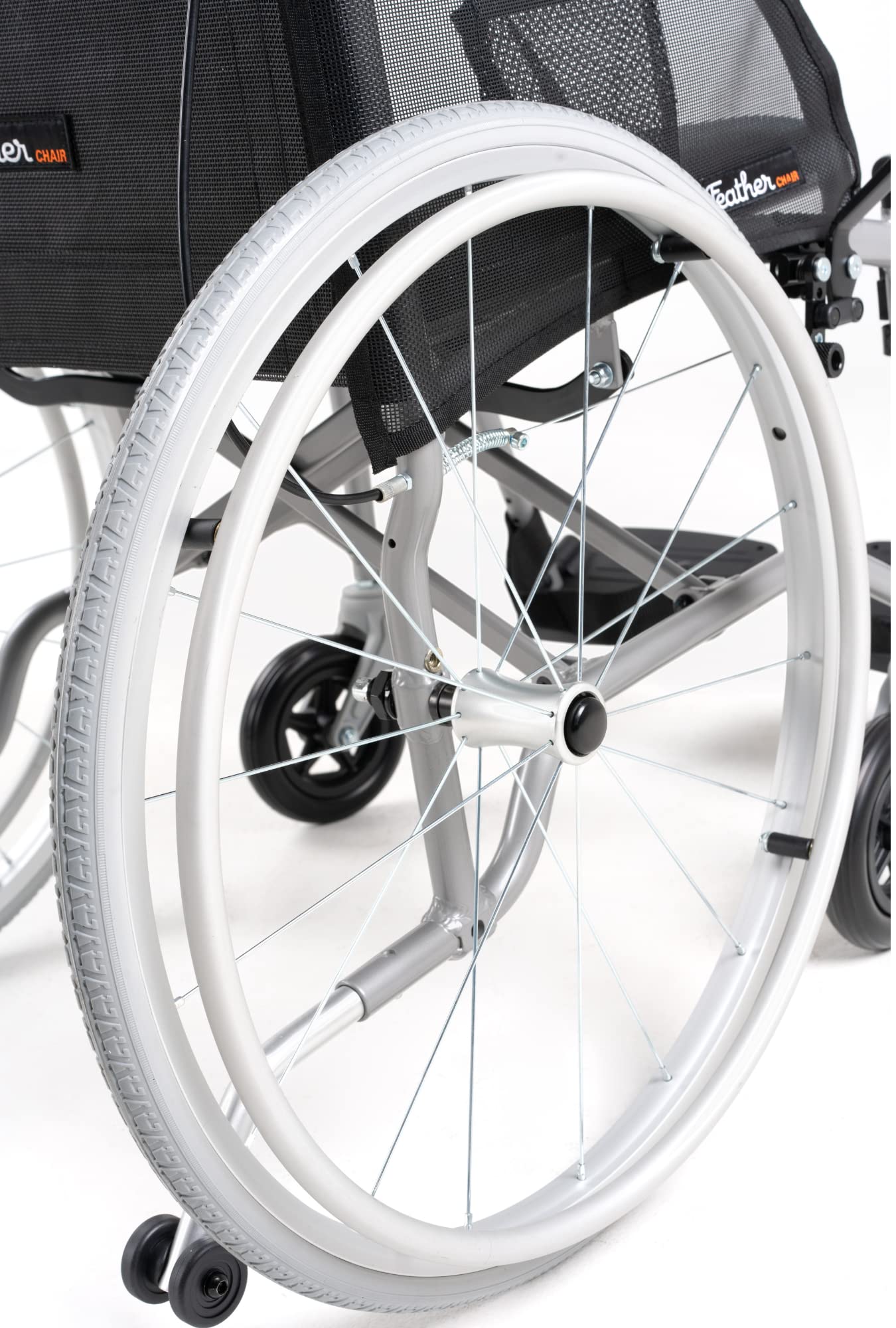 FeatherMobility - 14 libras - Silla de ruedas plegable ligera con cojín rojo y marco plateado - con ruedas oscilantes, antivuelcos y de liberación rápida