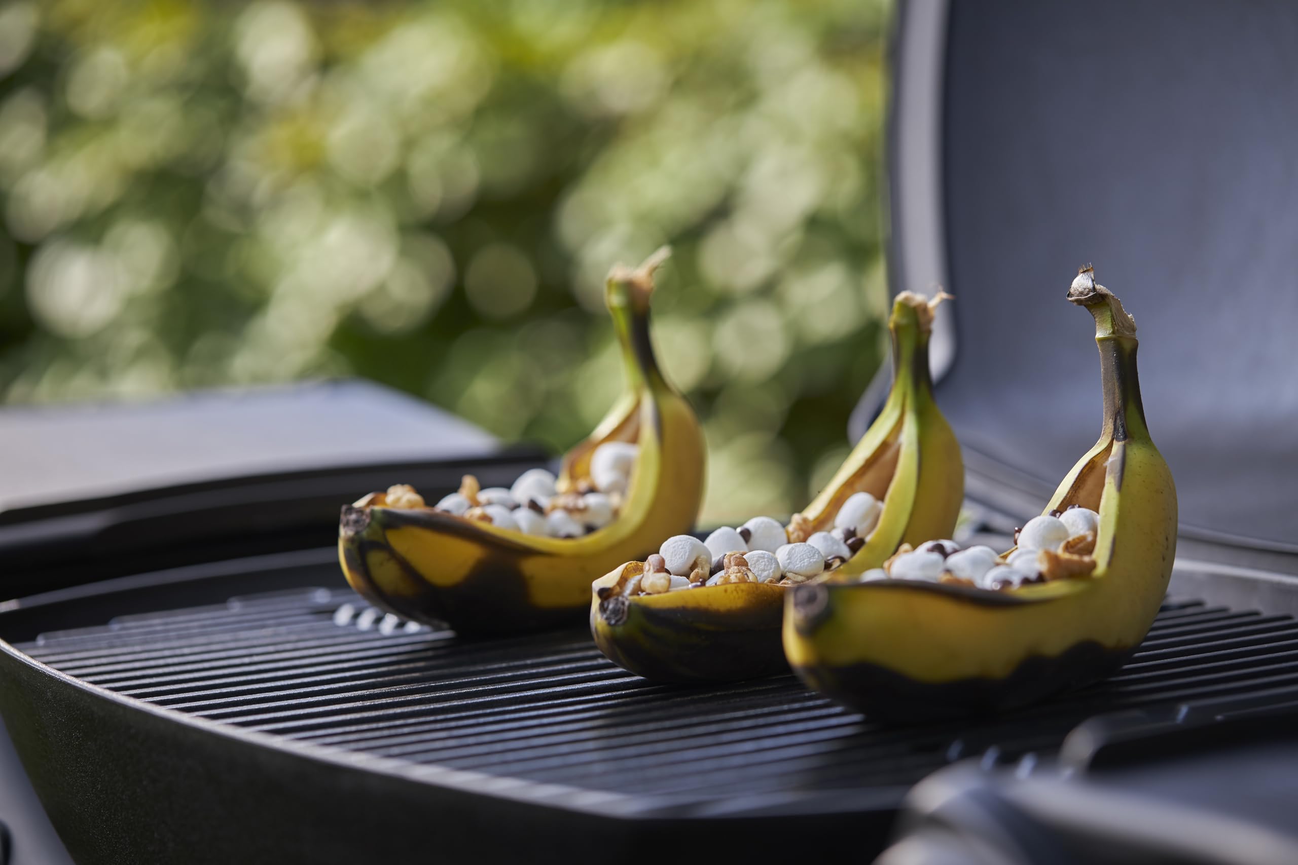 Weber Q2000 Gasgrill, 54 x 39cm Grillfäche, portabler BBQ Grill, 1 Brenner, mit ausklappbaren Seitentischen, 2-geteilter porzellanemaillierter Guss-Grillrost - Schwarz (53010079)