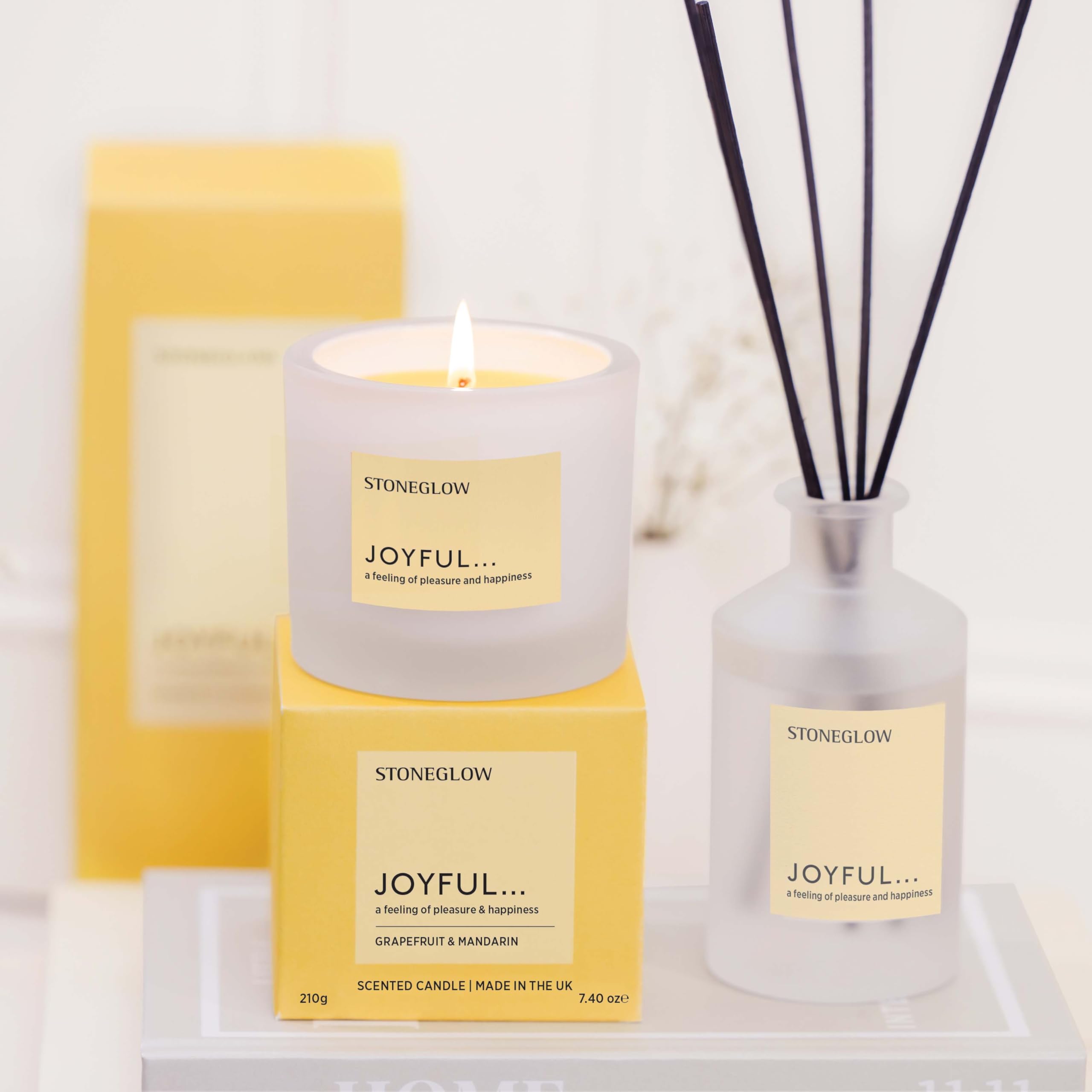Stoneglow - Affirmations - Joyful - Grapefruit & Mandarine - Duftkerze im Tumbler (79 x 89 mm) Kokos- und Rapssamen-Wachsmischung, Grapefruit, Mandarine, saftige Aprikosen und Cassis