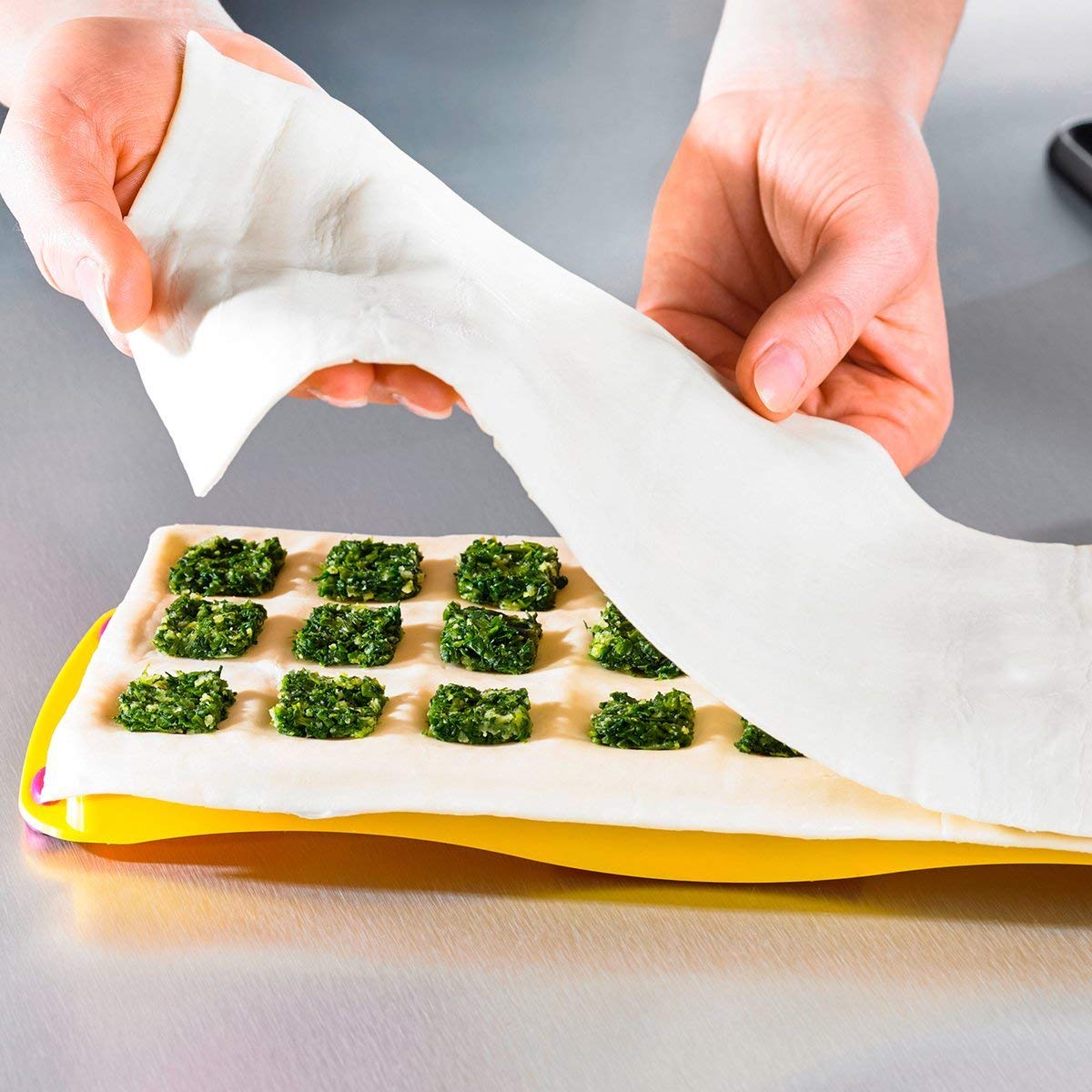 Metaltex 24-częściowy kwadratowy kształt Ravioli forma z wyrzutnikiem napełniania, srebrna