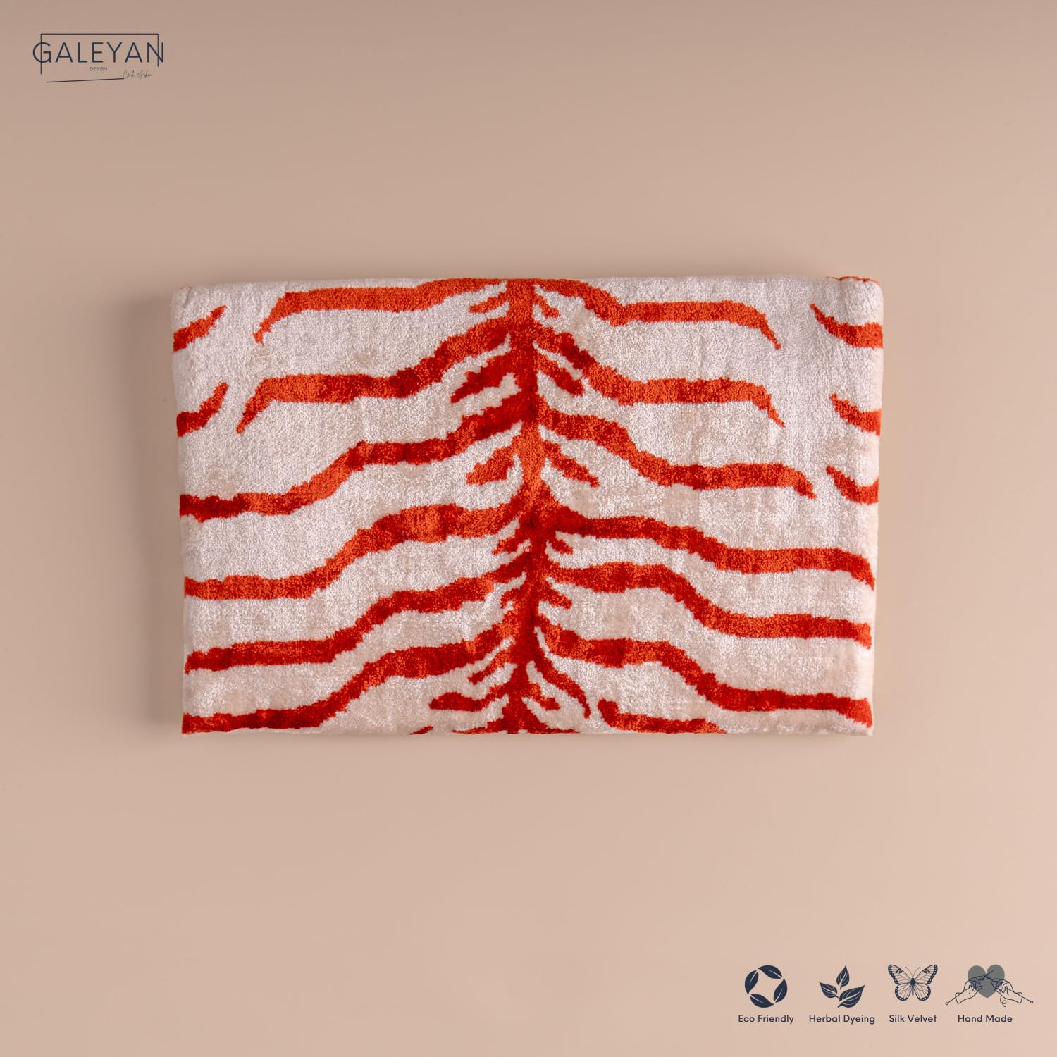 Pochette Ikat in velluto di seta fatta a mano, stile busta, design bohémien, motivo etnico, opzione cinturino a catena, pochette per feste serali, borsa premium, bianco sporco, rosso