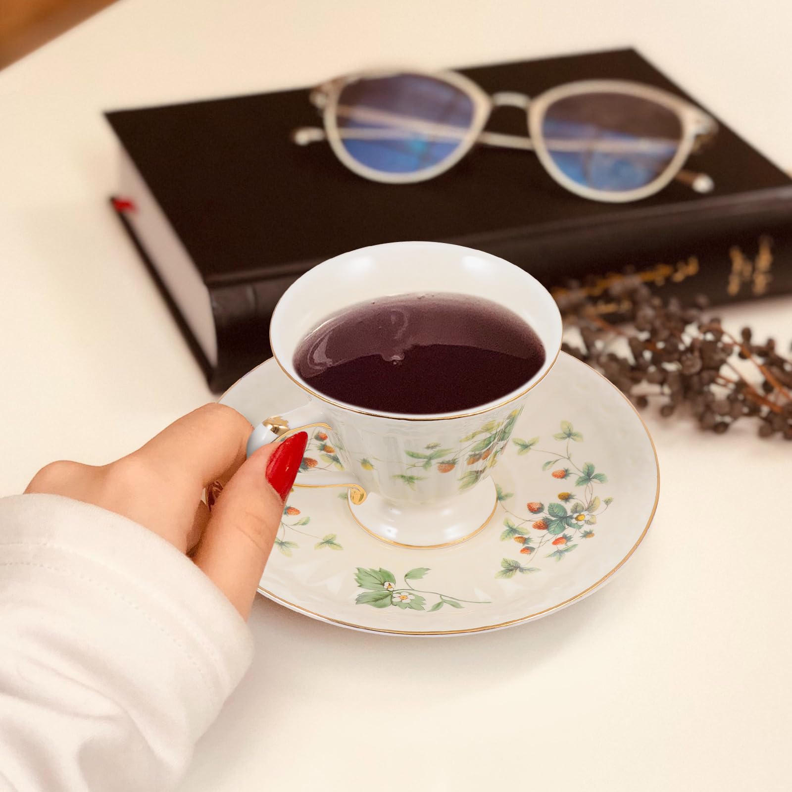 Mikikit Keramik Kaffeetassen Satz im Europäischen Vintage Stil mit Untertasse Weiß Geeignet für Café und Restaurant Stilvoll und Funktional zum Tee und Wassergenuss