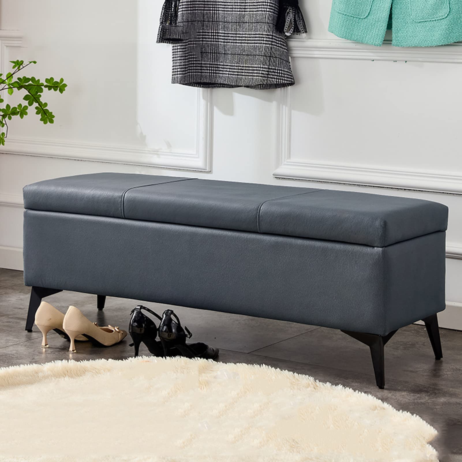 Coffre de rangement avec remplissage en éponge et pouf confortable pour optimiser l'ordre