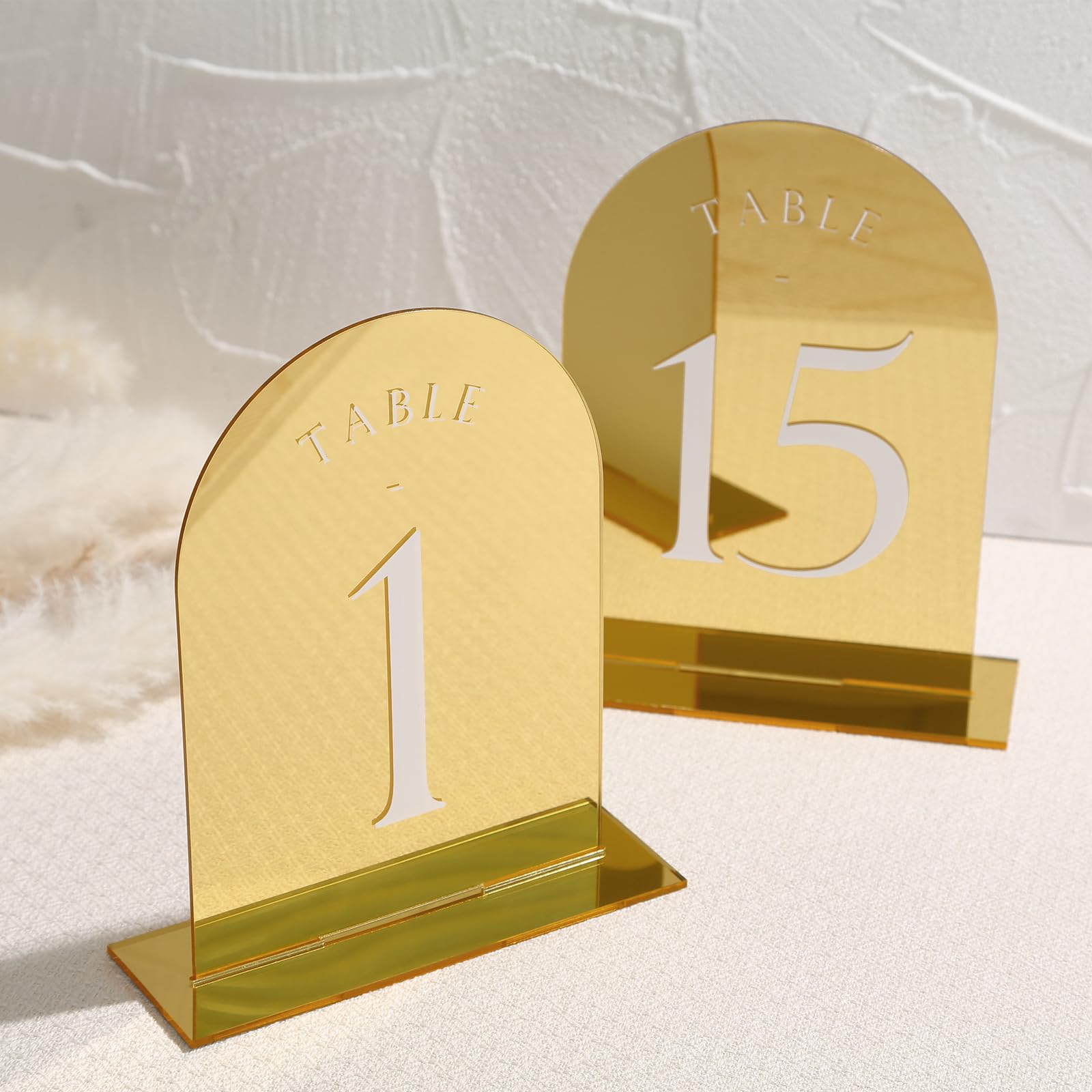 UNIQOOO Números de mesa de boda con arco de espejo dorado con soportes del 1 al 20, carteles y soportes acrílicos de 5 x 7 pulgadas, paquete de 20, perfecto para centro de mesa, recepción, decoración