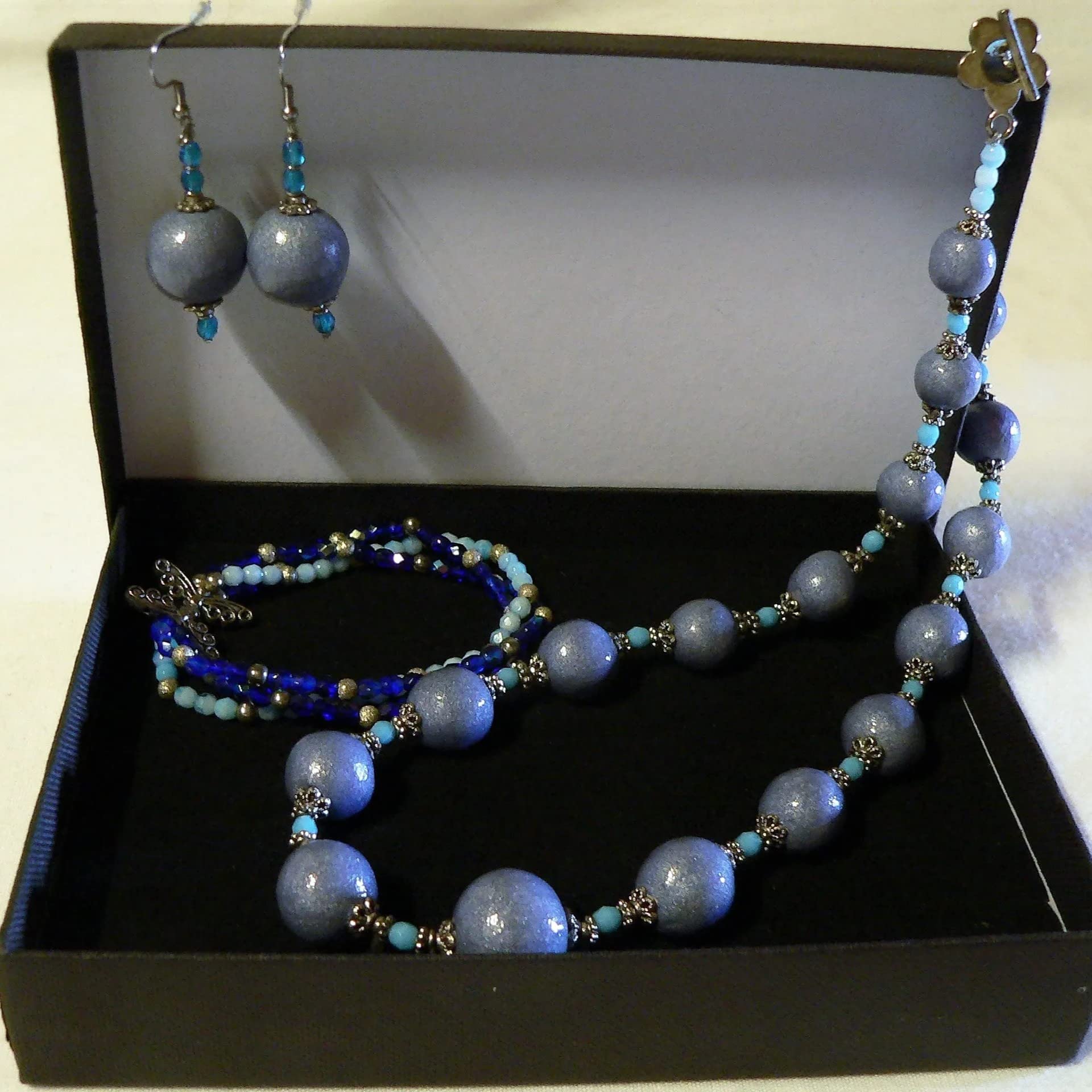 Gioielli: collana, bracciale e orecchini, perline in ceramica, colore blu personalizzato,"Nuvoloso"
