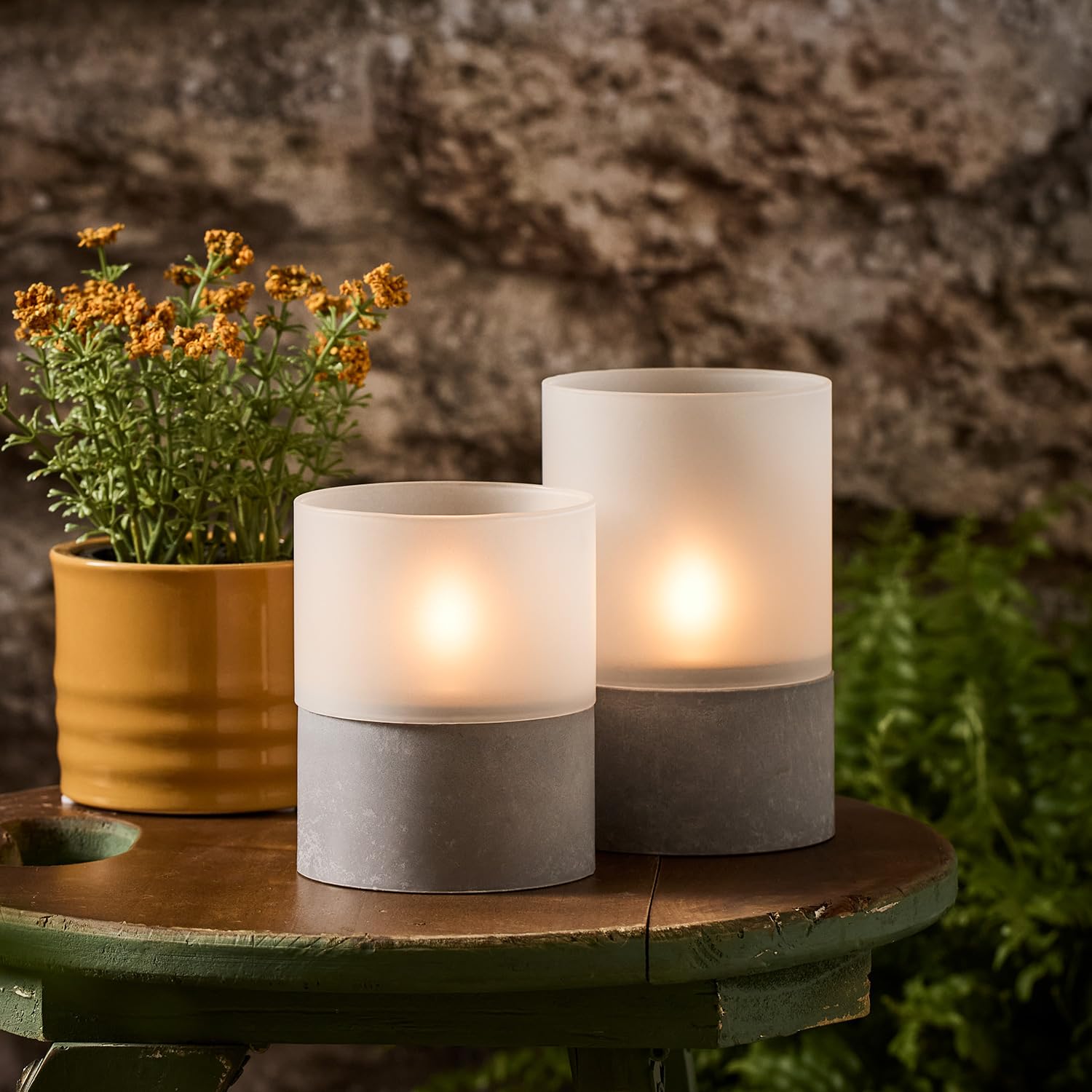 Lights4fun Set of 2 Frosted Glass Solar Powered TruGlow® LED Flameless Garden Patio Candles Realistic Warm White Flickering Flame