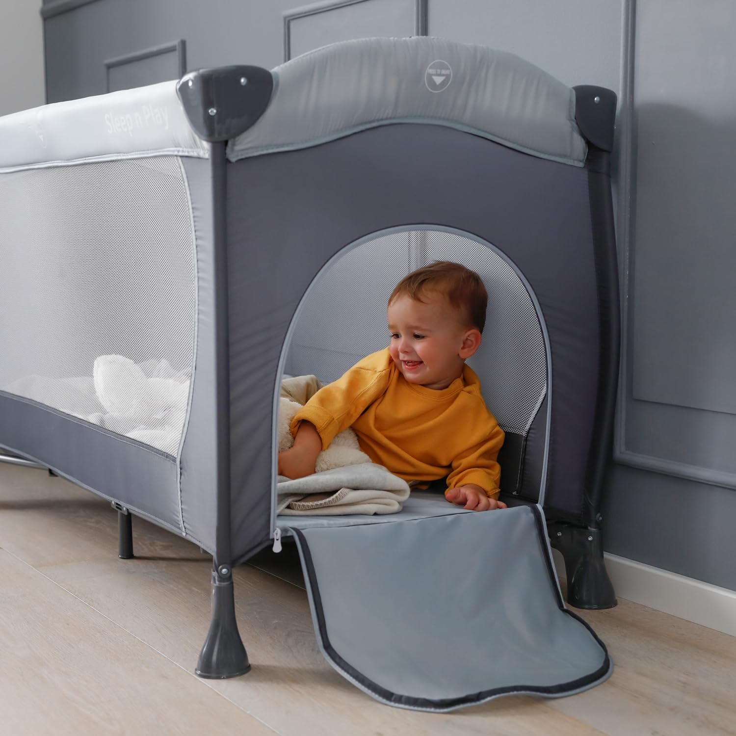 hauck Kinderreisebett Sleep N Play Go Plus mit Transporttasche, Rädern, Schlupf zum Spielen, Klein Zusammenklappbar, Baby Reisebett Kleinkind ab Geburt bis 15 kg (Stone)