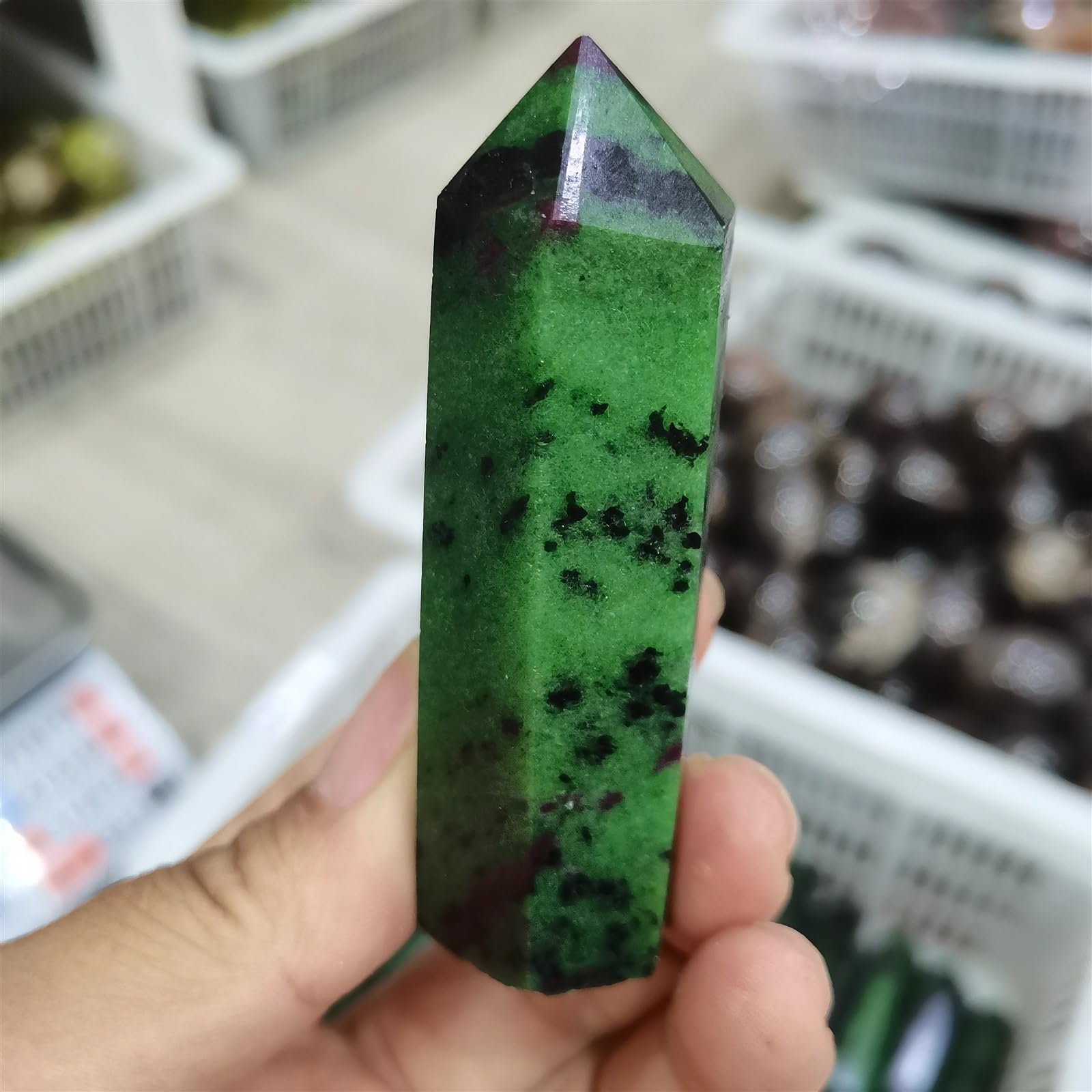 Cristal obelisco rojo y verde para decorar tu mesa de centro o despacho