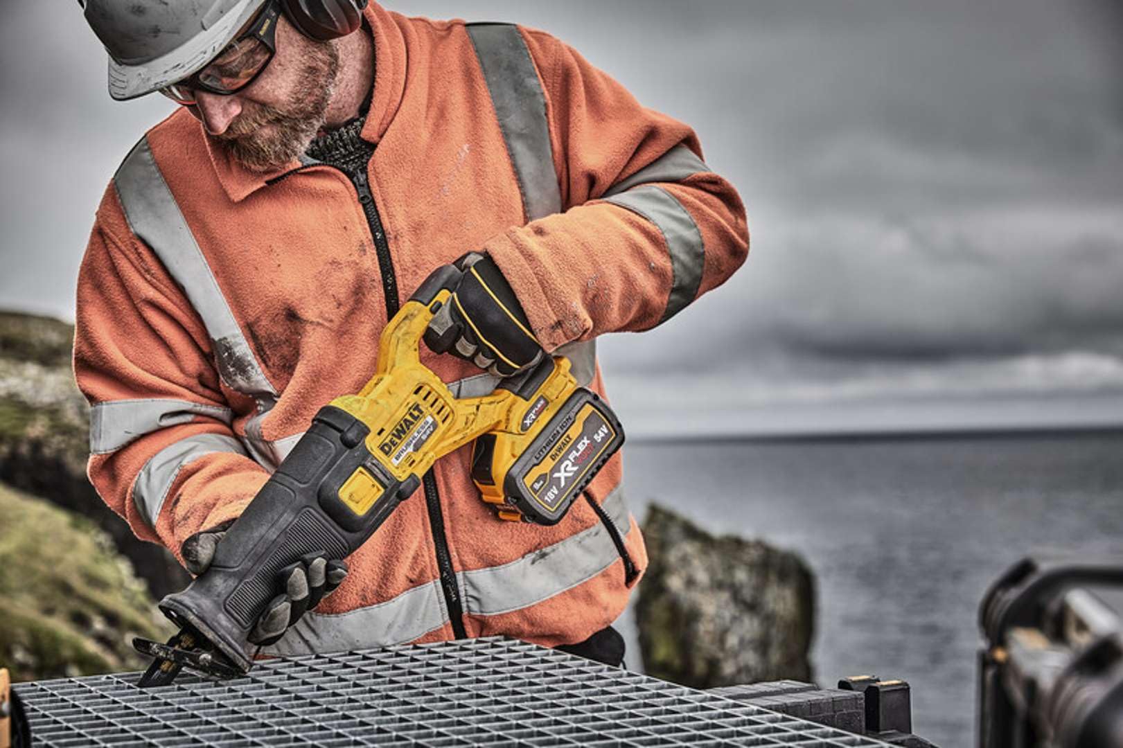 Sierra sable inalámbrica Dewalt XR FLEXVOLT DCS389X2 54V 2 baterías 90Ah cargador TSTAK