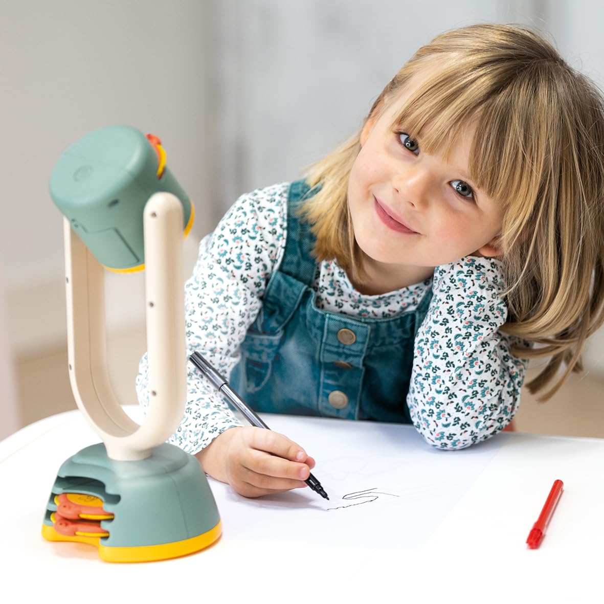 Smoby - Proiettore da disegno - Orientamento e nitidezza regolabili - 192 possibilità - Diversi temi - Animali, personaggi, ecc. - Dai 3 anni