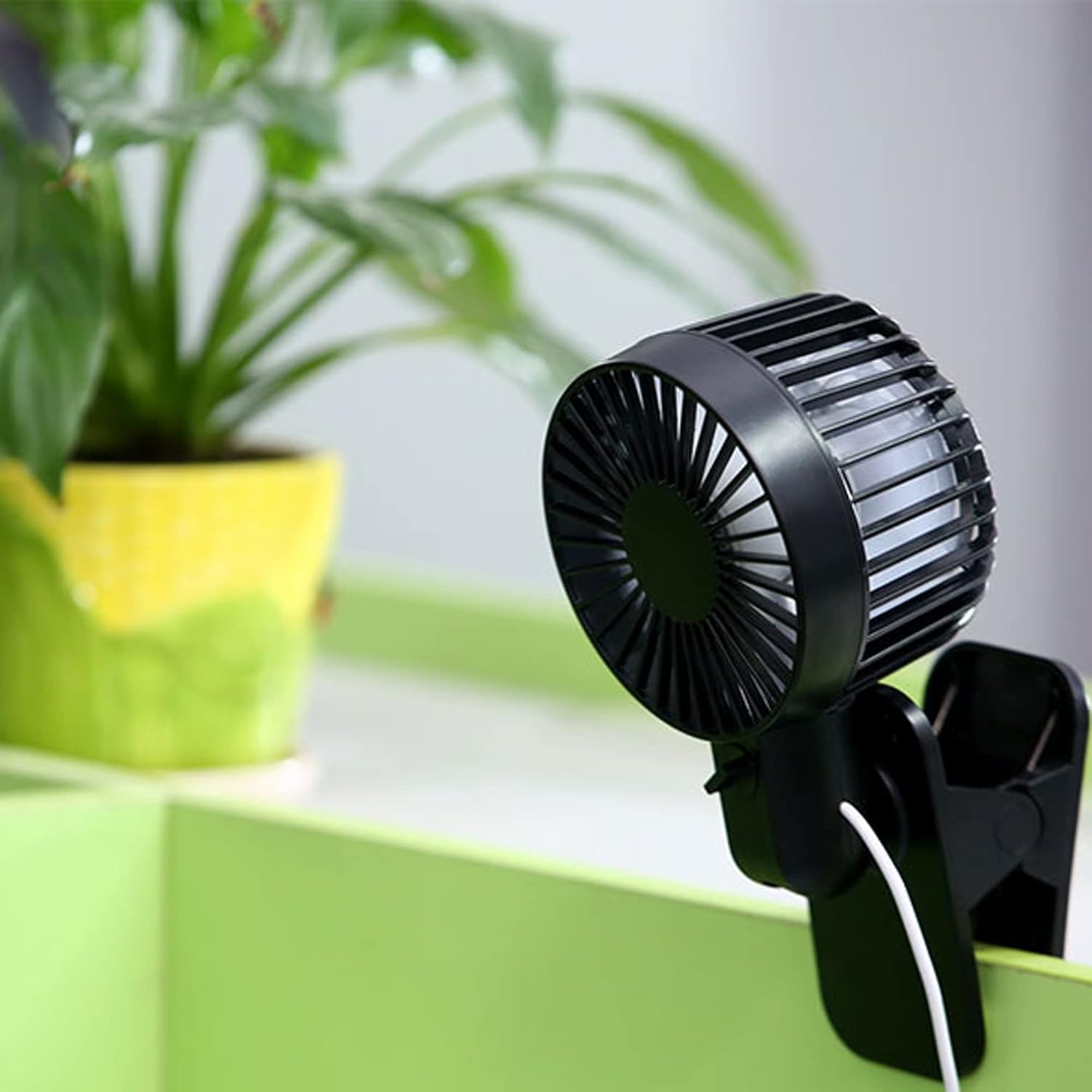 5V USB-Powered Fan Cooling Air Fan Rotatable Powerful Fan with Remote Control Two Speeds Fan with Clamp for Office Computer Desk Student Dormitory Study - Black