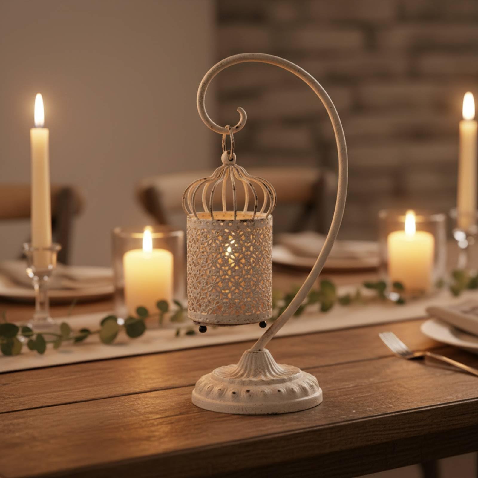 Portavelas Decorativo Farol Colgante Linterna Soporte Gancho Curvo Hierro con Base Estable Cuerpo Cilíndrico con Calados Florales Ilumina con Dibujos, Blanco