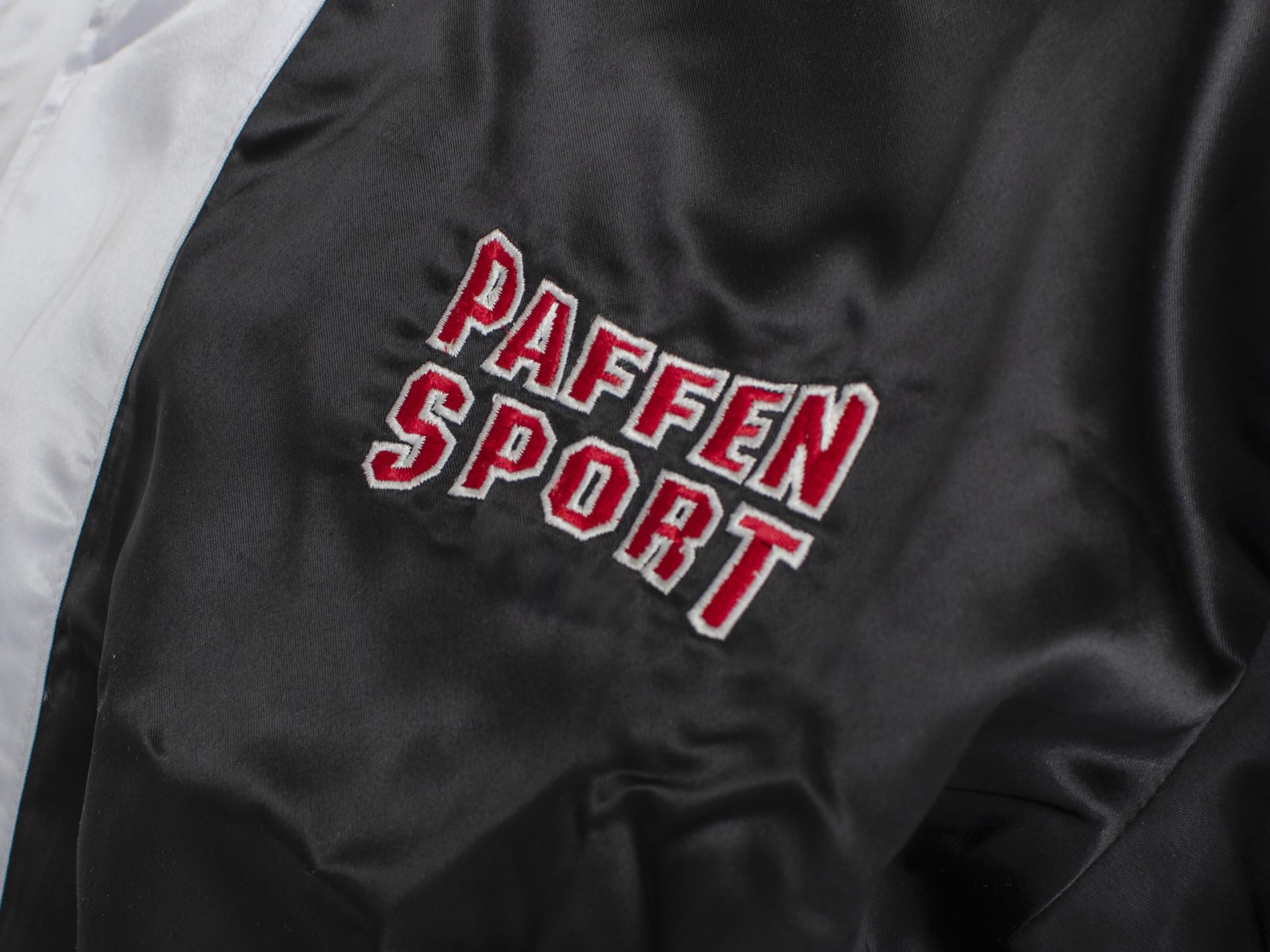 PAFFEN SPORT Peignor de Boxe avec capuche dans un look soie pour la boxe, le kickboxing, la boxe thai et autres arts martiaux
