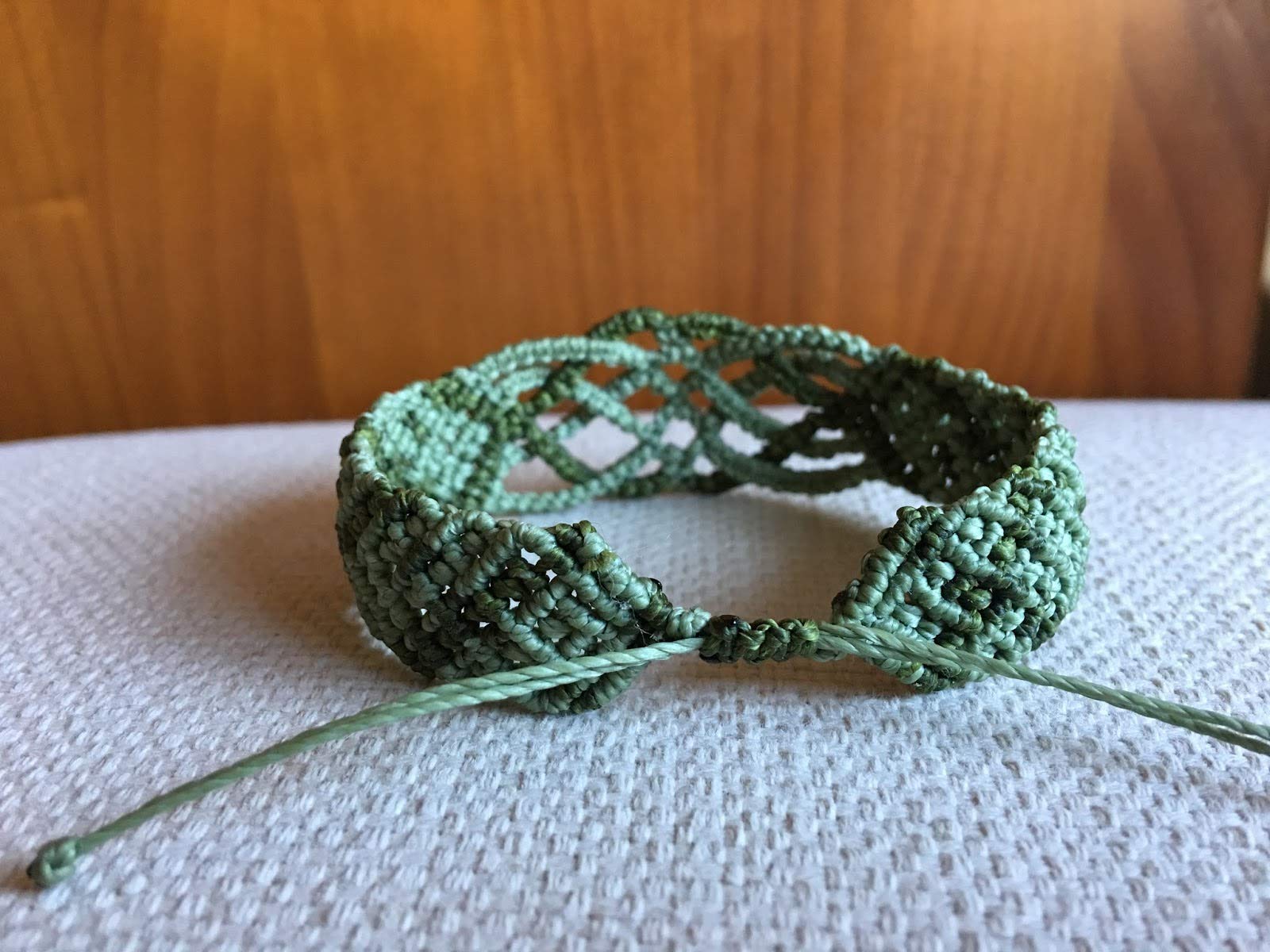 Pulsera para hombre (mínimo 20 cm. muñeca), tipo celta,hecha a mano con hilo encerado en dos tonos de verde.Ajustable