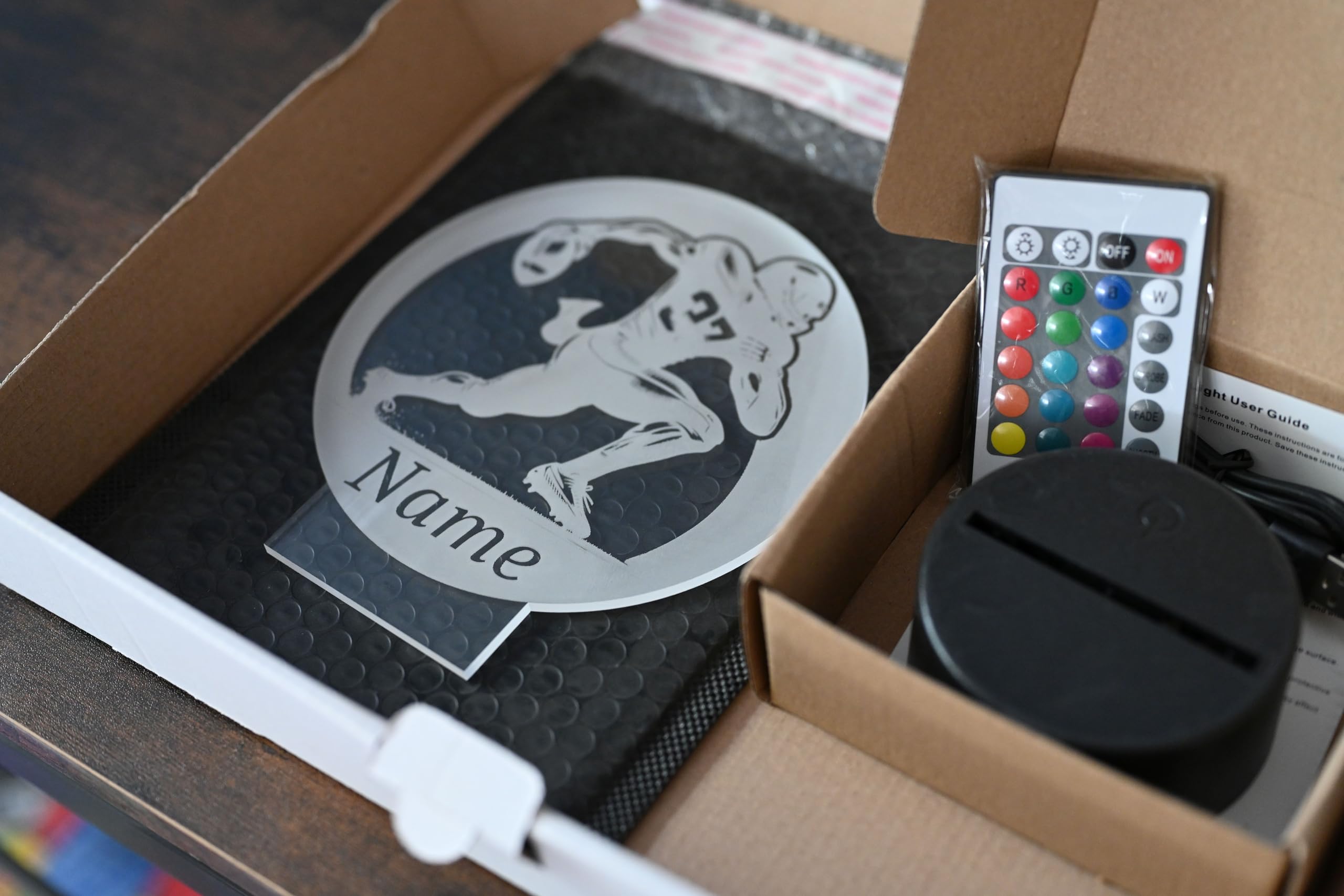 Personalisierte LED Football Lampe – Geschenkidee für American Football Spieler & NFL Fans – LED Nachtlicht mit Namen – Football Deko für Zuhause