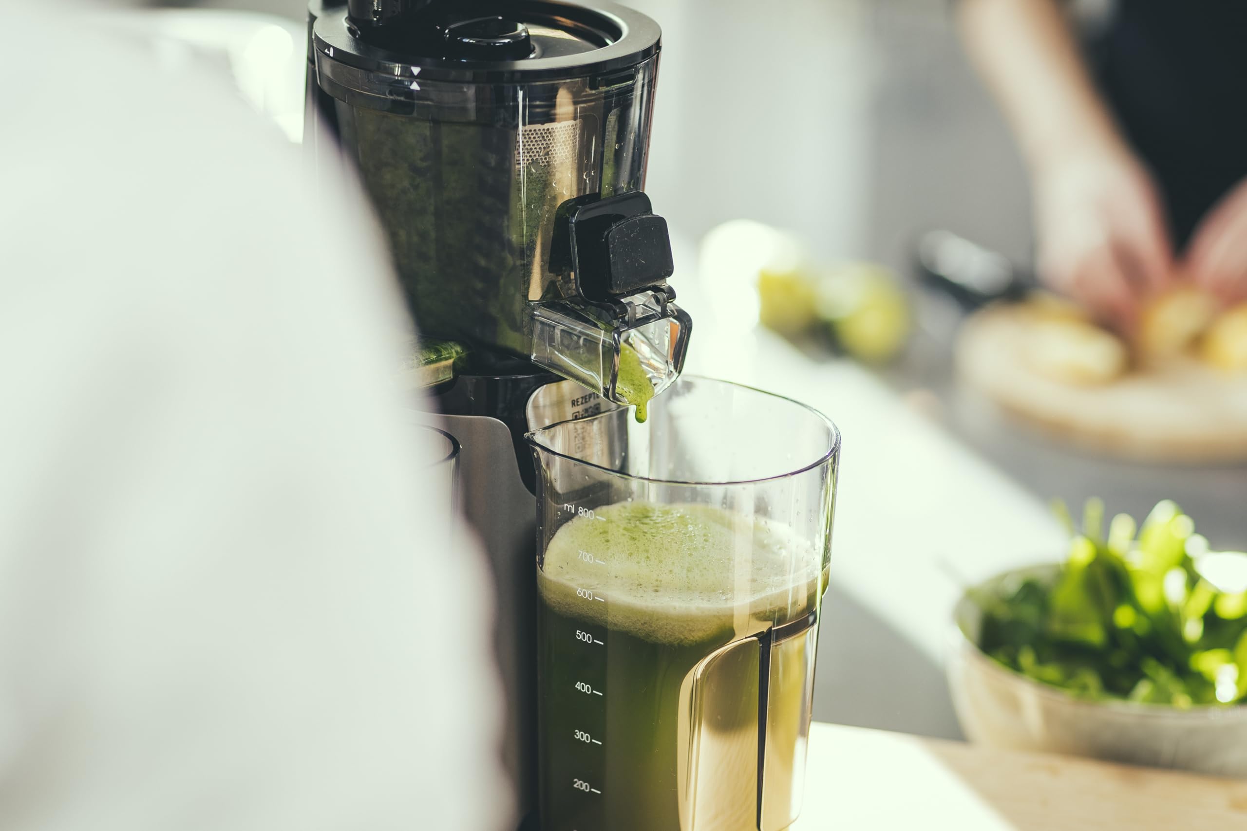 SEVERIN Slow Juicer, Estrattore di Succo, 150W, 1 Litro, 45 rpm, Senza Lame, Inserto Sorbetti, 2 Setacci, Funzione Inversa, Antigoccia, BPA Free, 22,0 x 26,0 x 42,0 cm, Acciaio - ES 3571