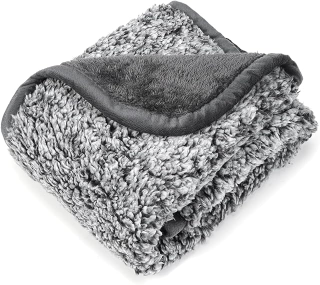 Waterproof Dog Blankets Soft Fluffy Reversible Sherpa Throw Blanket for Dog & Cat Warm Pet Throw Blanket for Couch/Bed/Sofa Protecetion Lightweight and Easy to Carry
