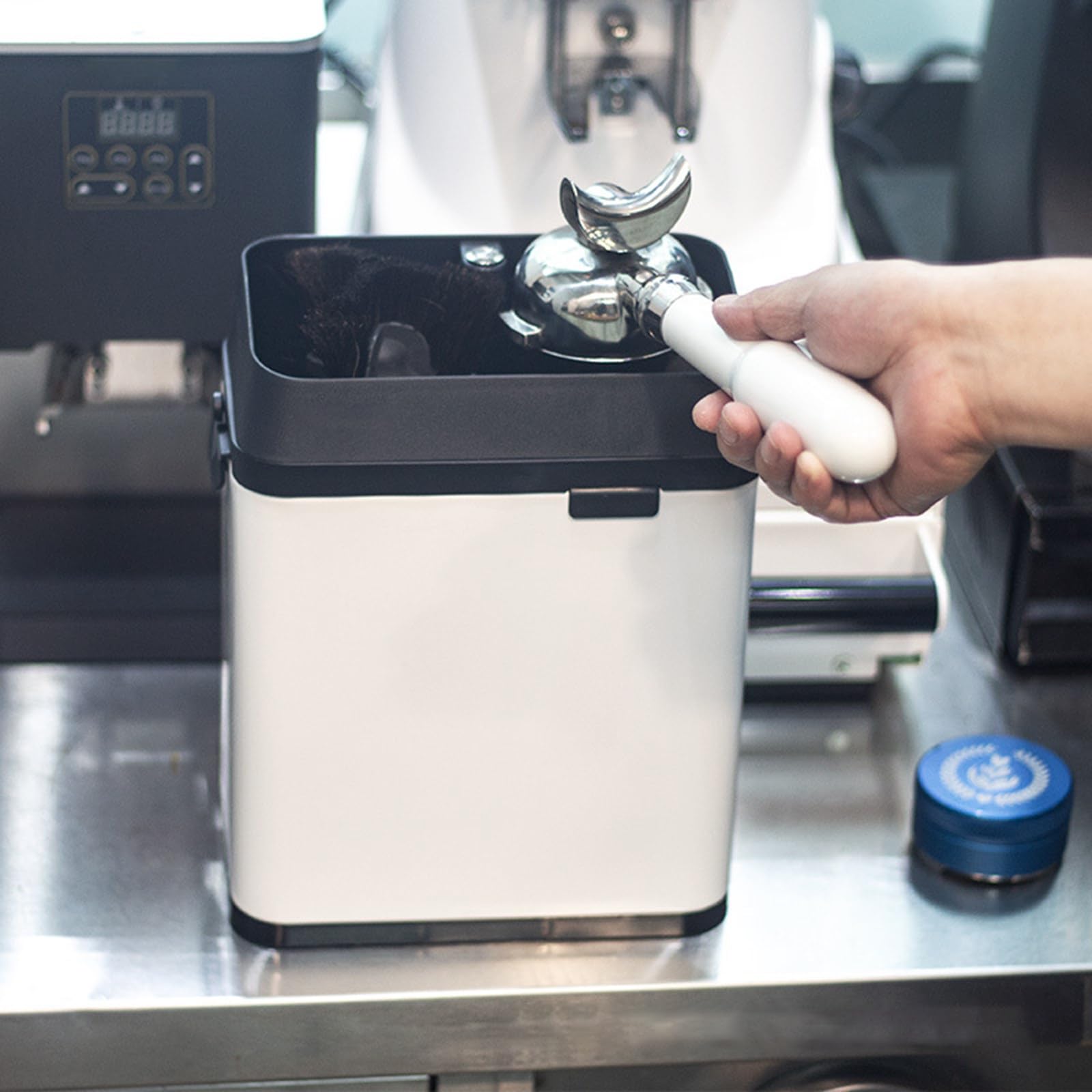 Limpiador De Portafiltros De Café, Máquina de Limpieza de Portafiltros de 150 W y 58 MM, Incluye 2 Raspadores & 1 Cepillar, Electric Coffee Fil TER Holder Cleaning Machine White