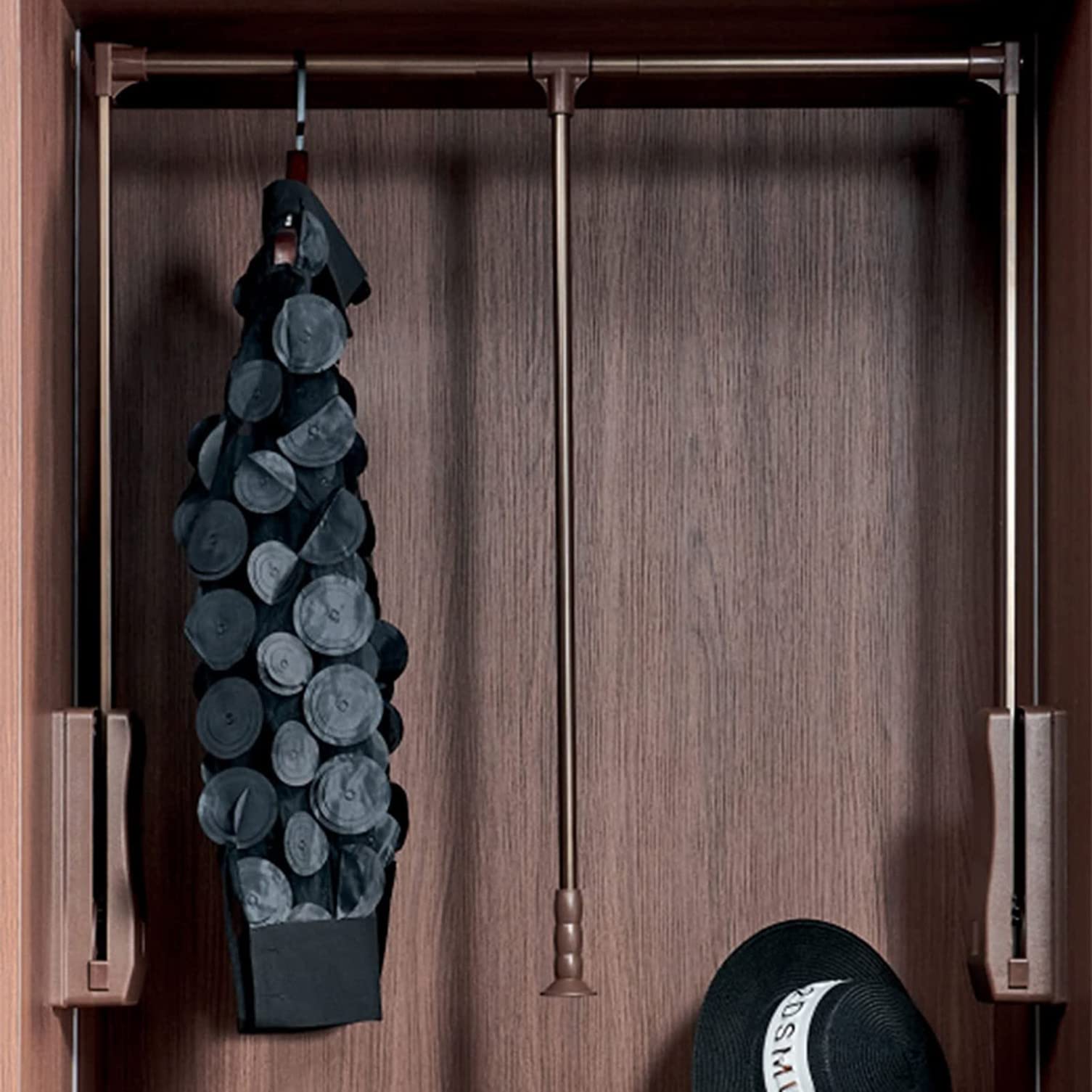 Barre de penderie télescopique idéale pour l'organisation d'un dressing moderne
