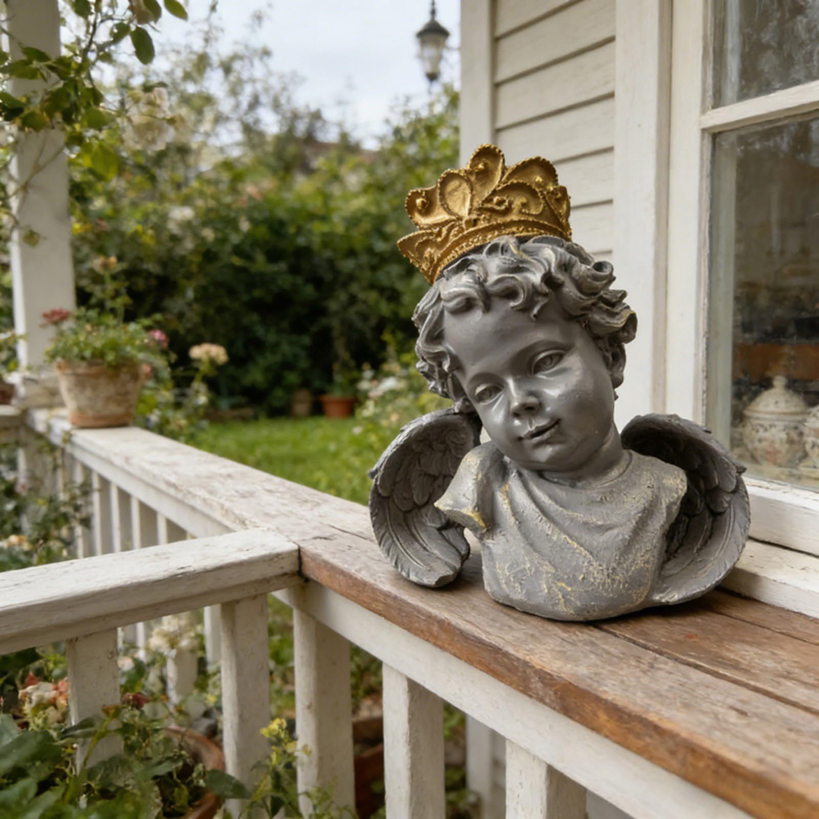Escultura de busto de resina con coronas doradas, una adición para espacios elegantes, varios ajustes del hogar, figura decorativa de busto