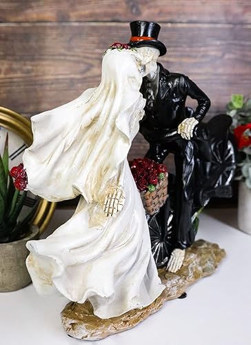 Miniatura 6 de Ebros Gift Love Never Dies - Esqueleto romántico para novios en bicicleta vintage con cesta de flores de rosas rojas para besar a la novia,