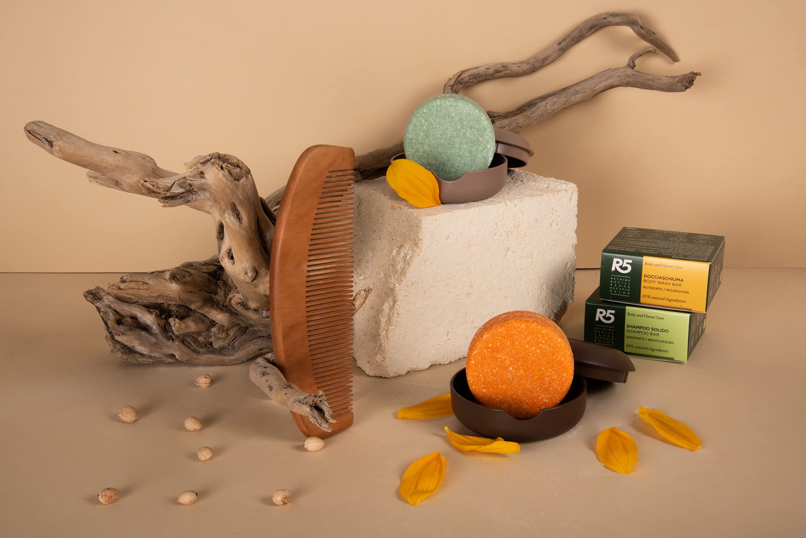 R5, Kit 1 Shampoo Solido Idratante e 1 Docciaschiuma Solido Nutriente al Profumo di Fiori, 2 Portasaponi in Plastica 100% Riciclata, Ecostenibili, Vegan, Made in Italy, Idea Regalo