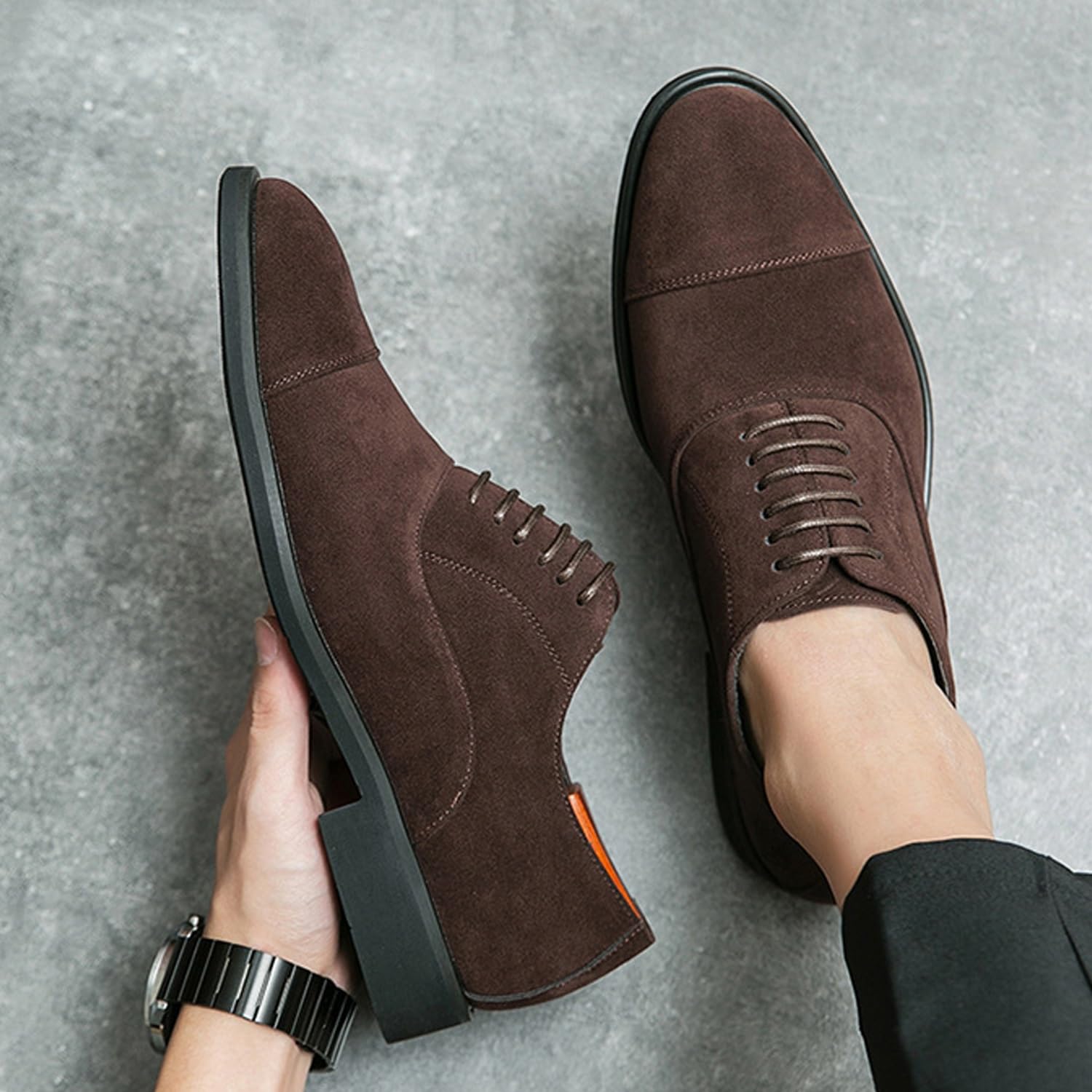 Zapatos Oxford de ante for hombre con detalles cosidos, con cordones, ideales for ocasiones formales de negocios.
