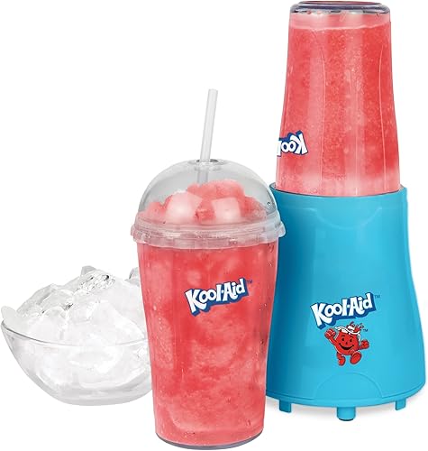 Nostalgia Kool-Aid Slush 'N Go - Licuadora personal para batidos, granizados, batidos y mezclas de frutas, incluye dos botellas de viaje de 15