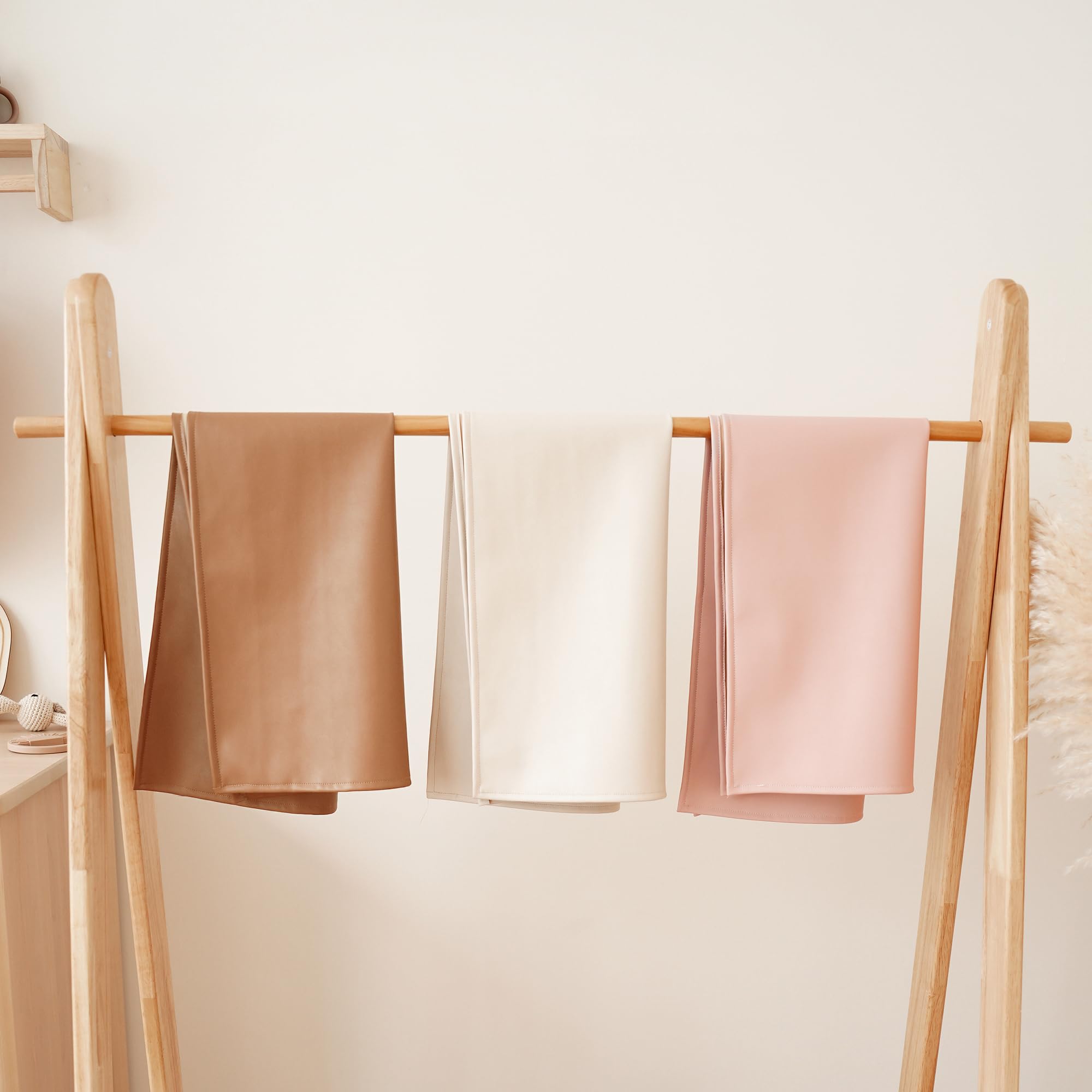 Konssy Wickelunterlage aus Kunstleder, wasserdicht, abwischbar und tragbar, für Reisen oder Zuhause, passt perfekt in Wickeltasche, 76,2 x 43,2 cm (Braun, Beige) | Abwischbare und faltbare tragbare Wickelunterlage, passend für Wickeltaschen für Reisen, Zu