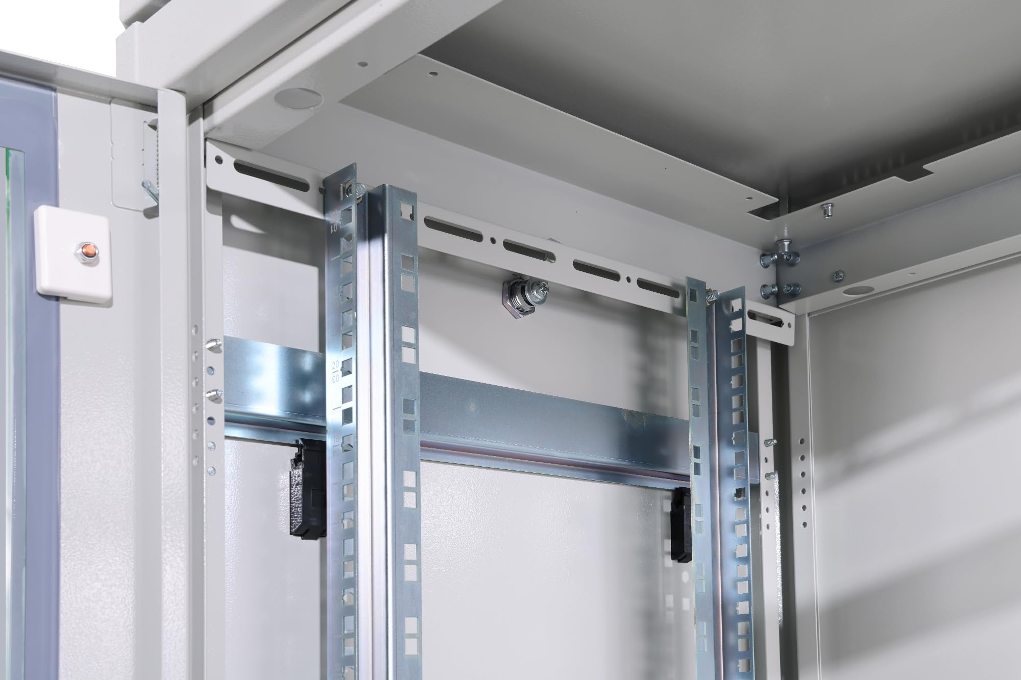 DIGITUS Armadio di rete – Rack da 19 pollici – 22U – 60x60 cm – Profondità utile 54,3 cm – Portata 1200 kg – Autoportante – Porta in vetro – Grado di protezione IP20 – Serie Unique – Grigio
