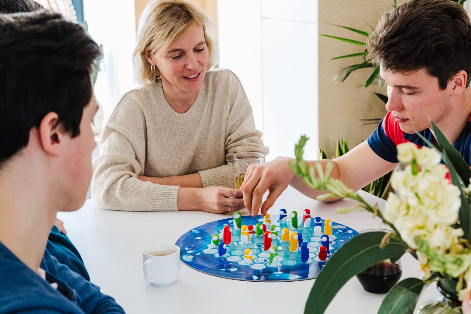 SmartGames - Penguins Huddle Up, Multiplayer Strategy Game, 2-4 Players, 6+ Years, Black