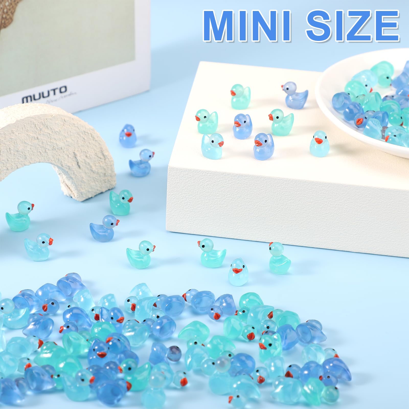 Lyreh 120 Szt Mini Żywiczne Kaczki, Świecące w Ciemności Miniaturowe Kaczki Małe Urocze Figurki Zwierząt Małe Żywiczne Zwierzę do Domku dla Lalek Rzemiosło (Niebieskie)