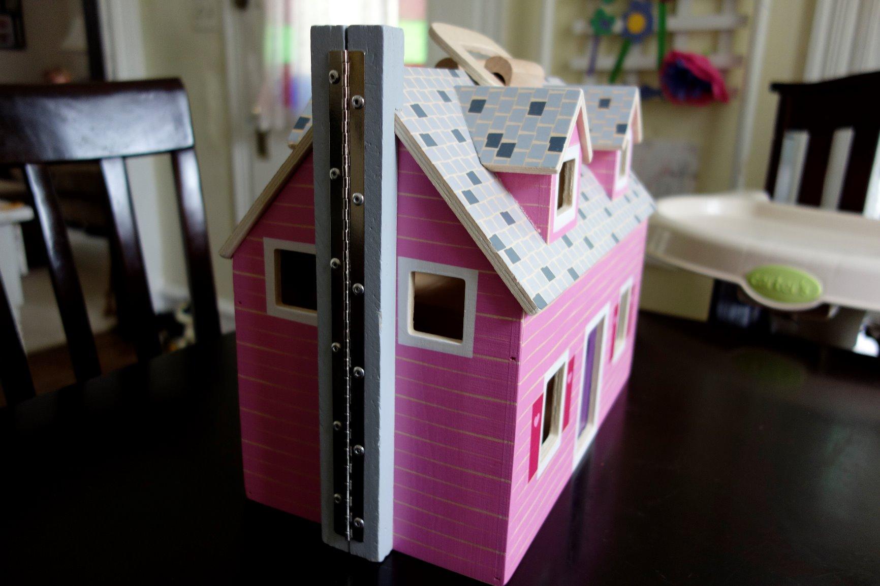 Melissa & Doug Fold & Go Wooden Dollhouse