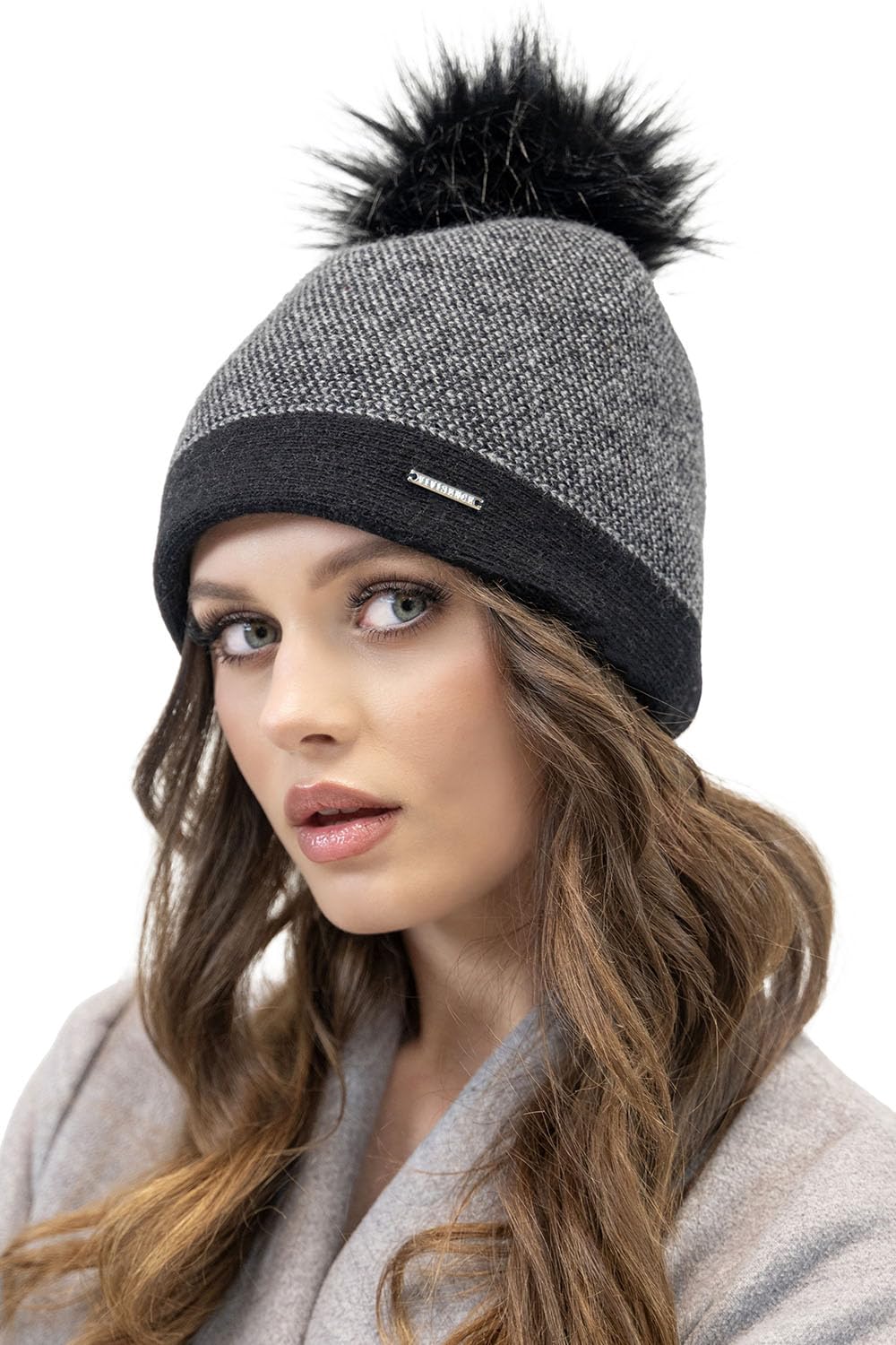 VIVISENCE Bonnet pour Femme L'automne Et l'hiver Élégant avec Pompon en Laine Chaude Ajusté Parfaitement À La Tête Idéal pour Les Froides Journées Décoré d'un Gros Pompon Écologique 7095