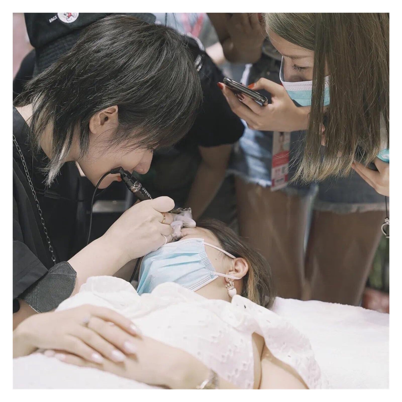 Zestawy Do Maszyn Tatuażu Obrotowy Pisak Z Igłami Nabojowymi Maszyna Makijażu Permanentnego Microblading Brwi Wargi PMU Tatuaże Ciała NapęD Precyzyjny(Purple Machine)